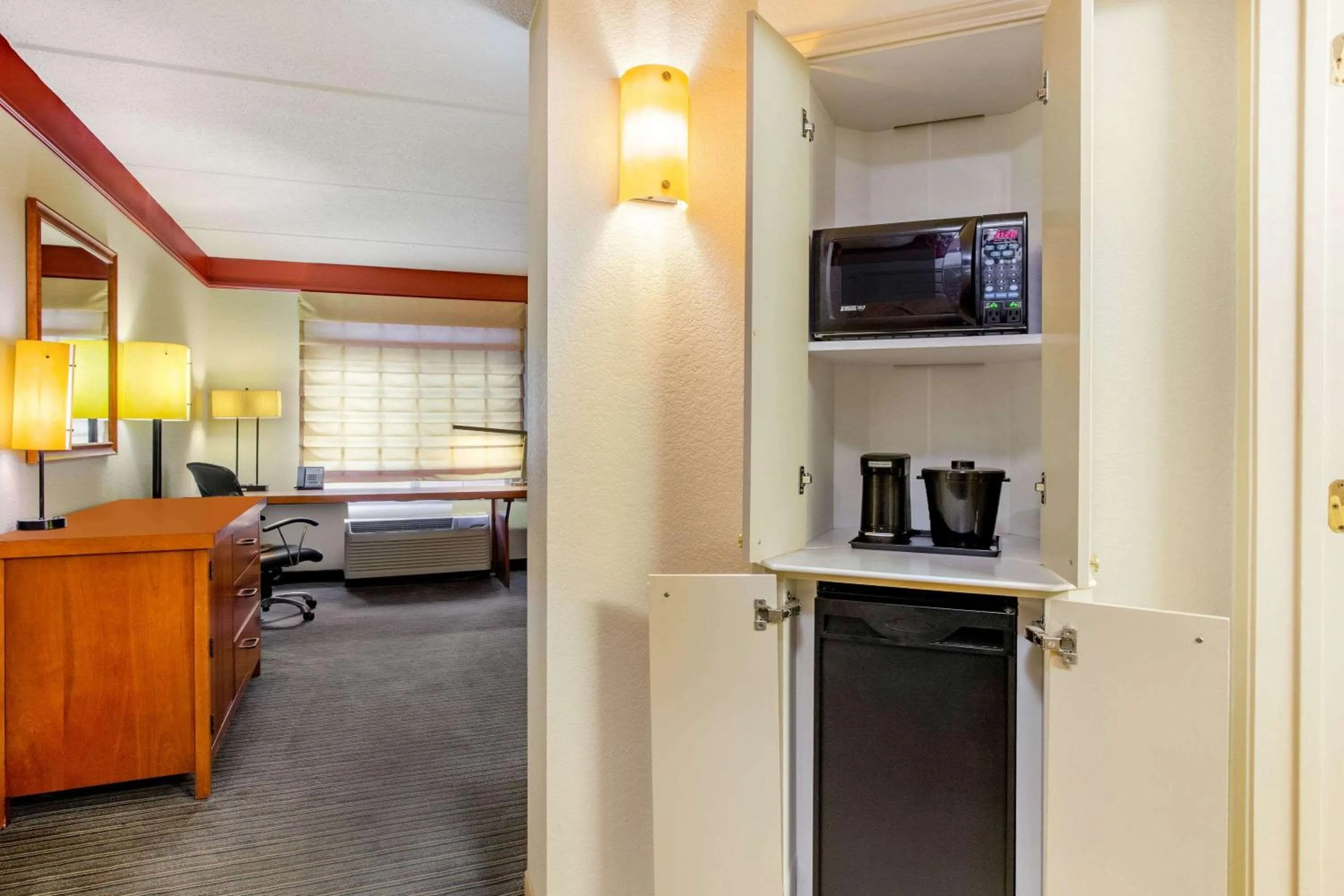 Photo of the whole room, Bed in La Quinta by Wyndham Raleigh Crabtree