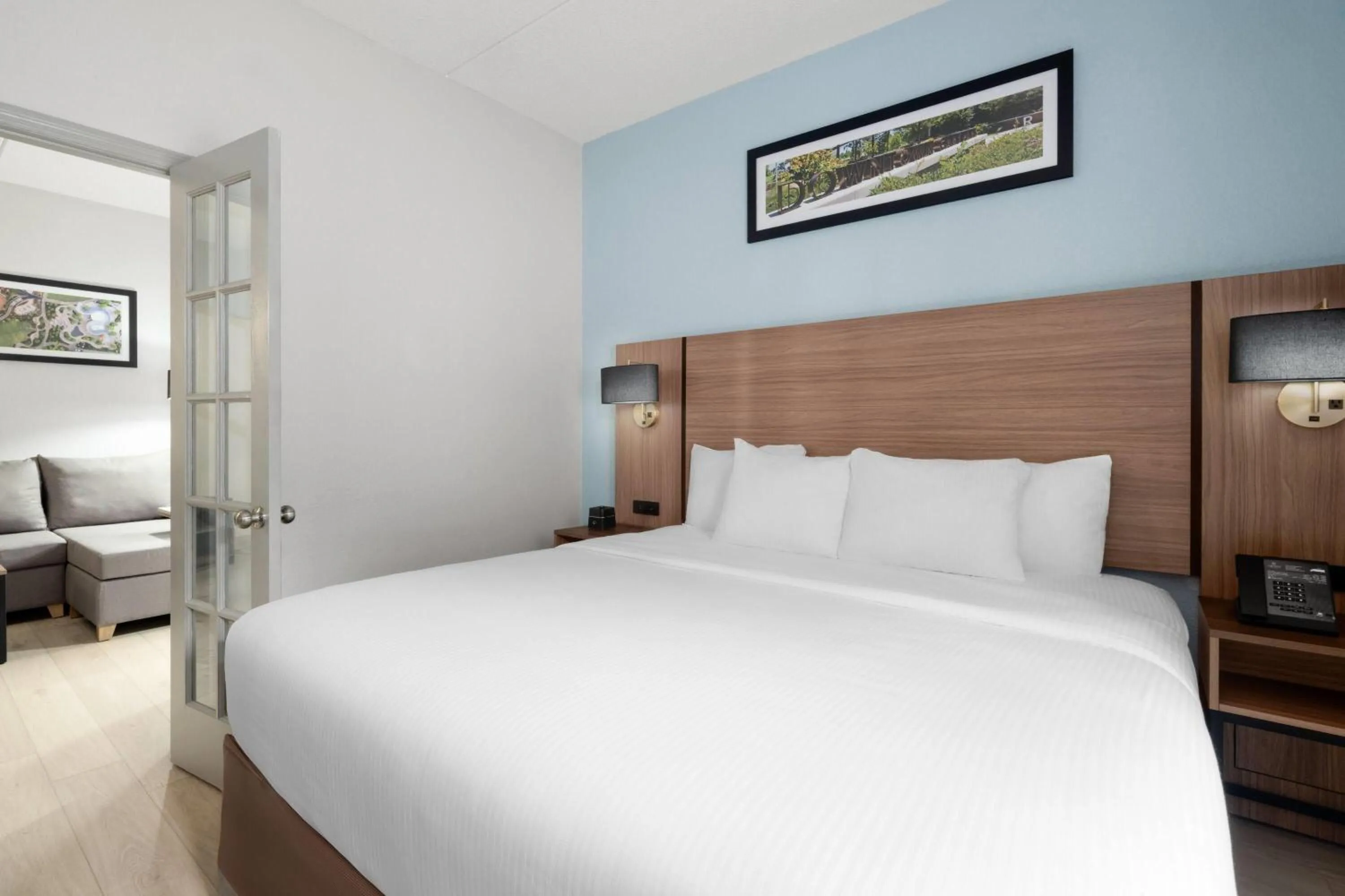 Photo of the whole room, Bed in La Quinta by Wyndham Raleigh Cary