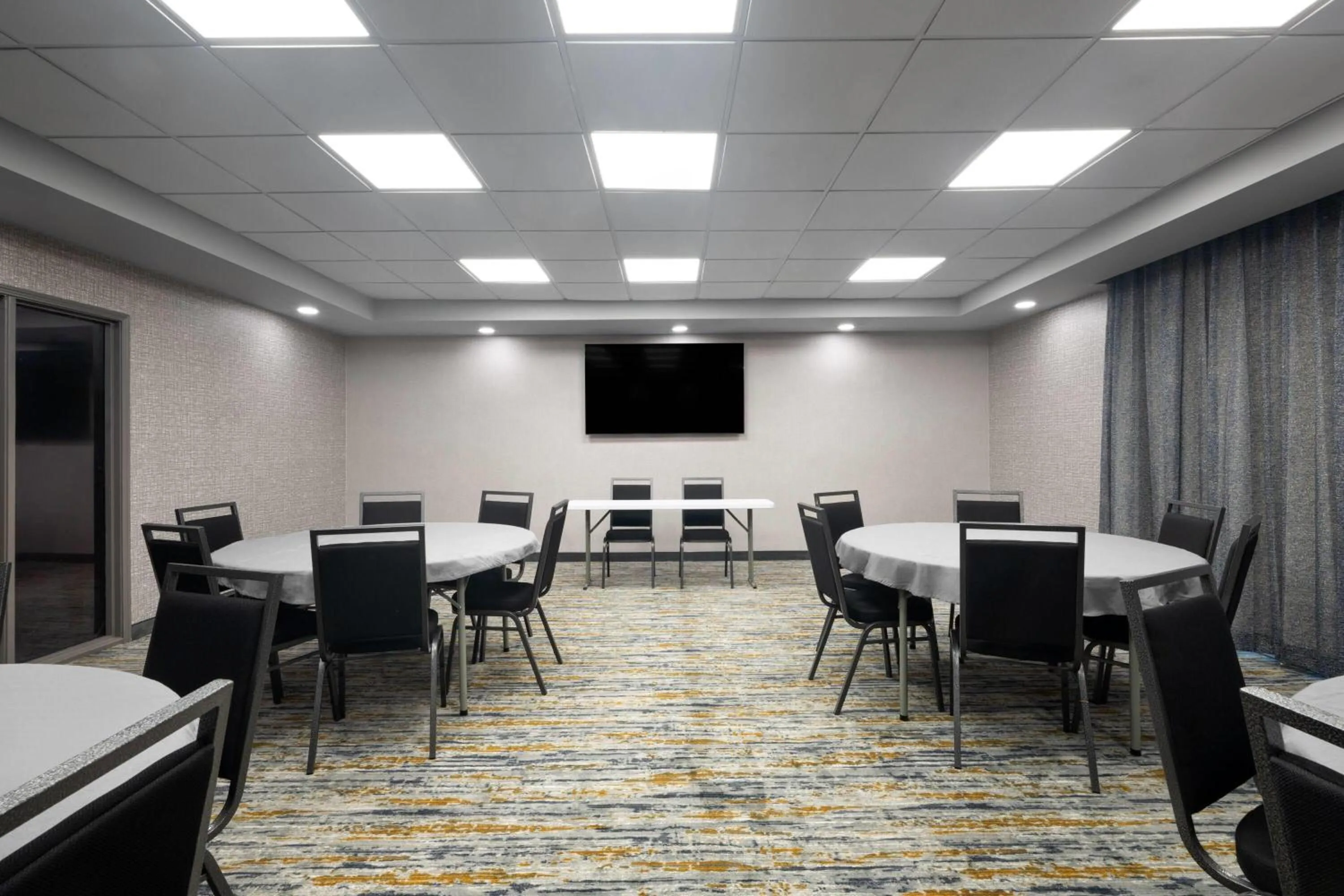 Meeting/conference room in La Quinta by Wyndham Raleigh Cary