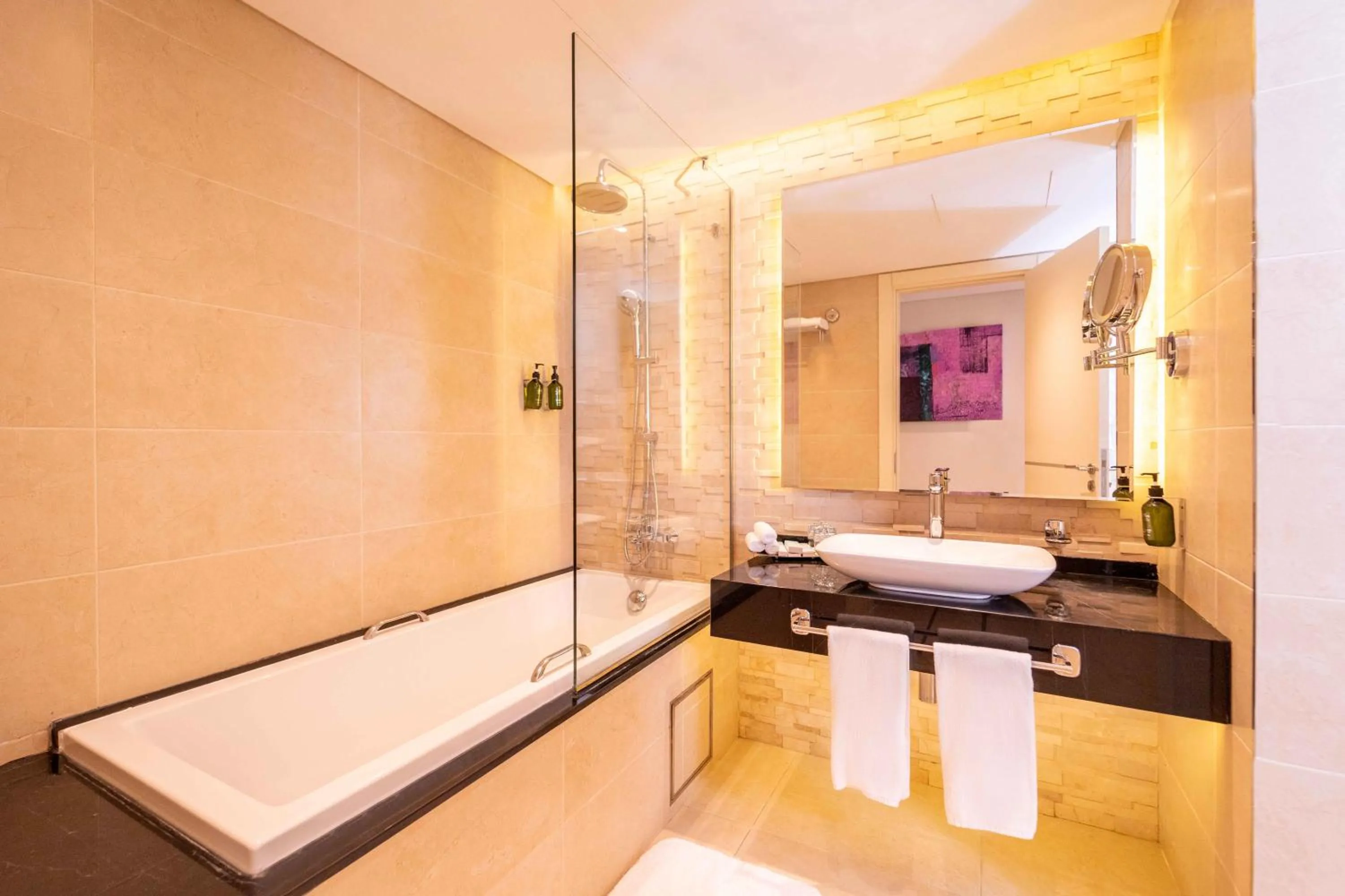 Bathroom, Bed in Mercure Dubai Barsha Heights Hotel Suites And Apartments