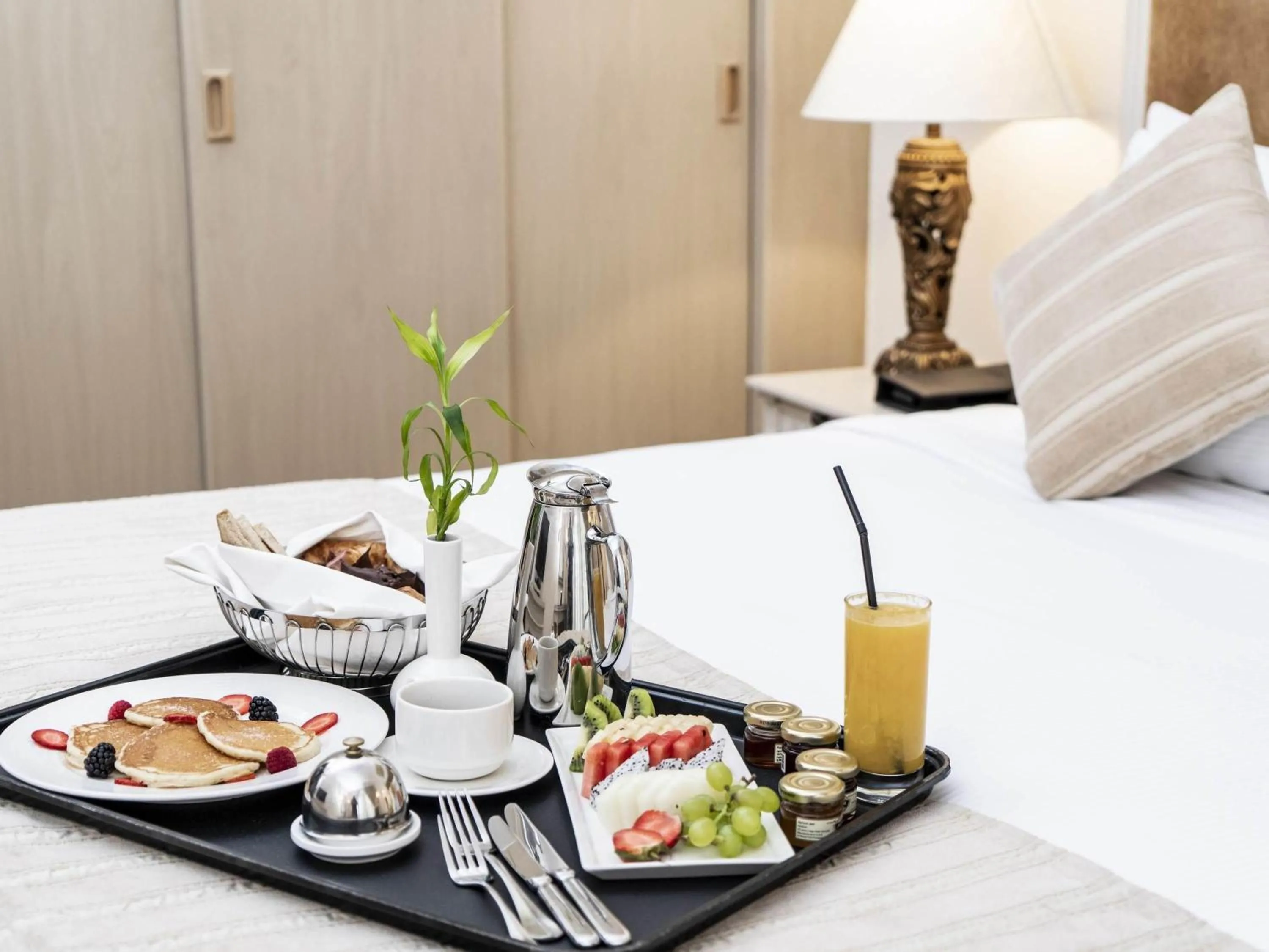 Breakfast, Bed in Mercure Dubai Barsha Heights Hotel Suites And Apartments