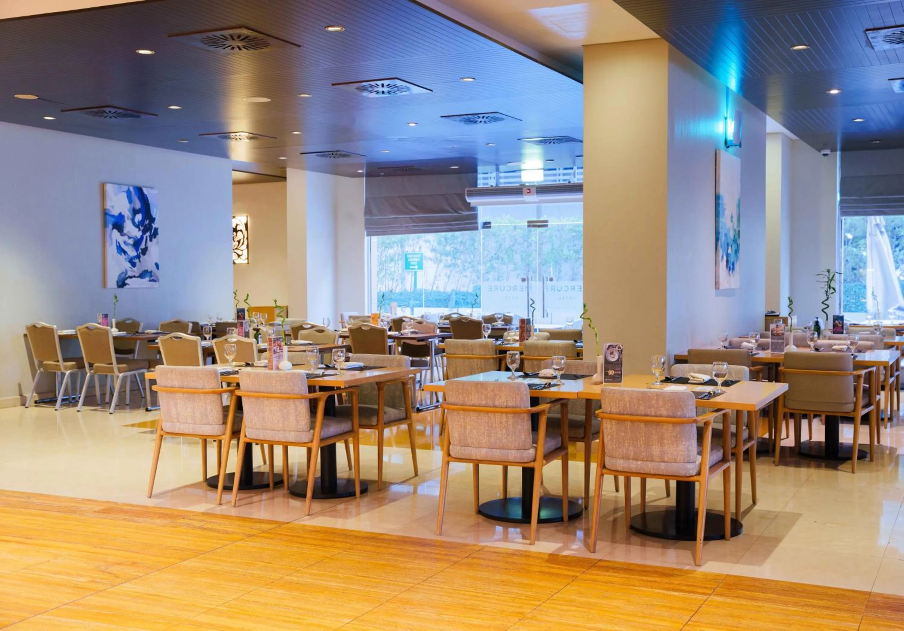 Restaurant/places to eat in Mercure Dubai Barsha Heights Hotel Suites And Apartments