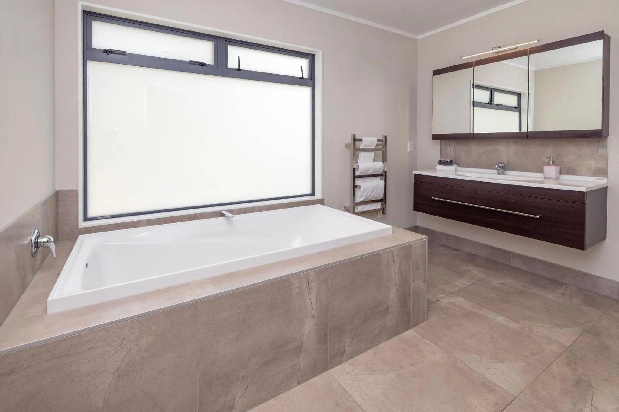 Bathroom, Bed in Hot Water Beach TOP 10 Holiday Park