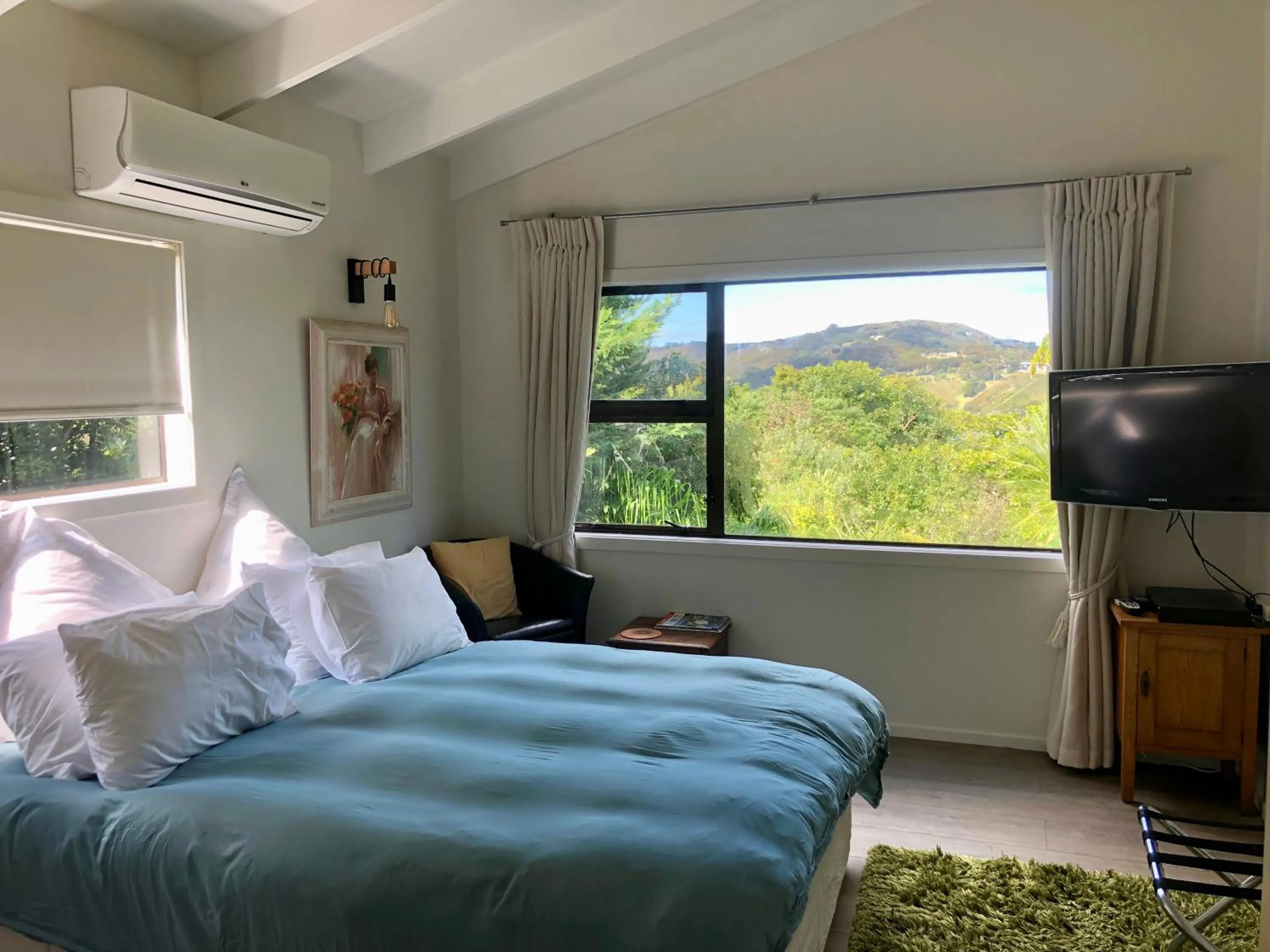 Bed in Le Chalet Waiheke Apartments