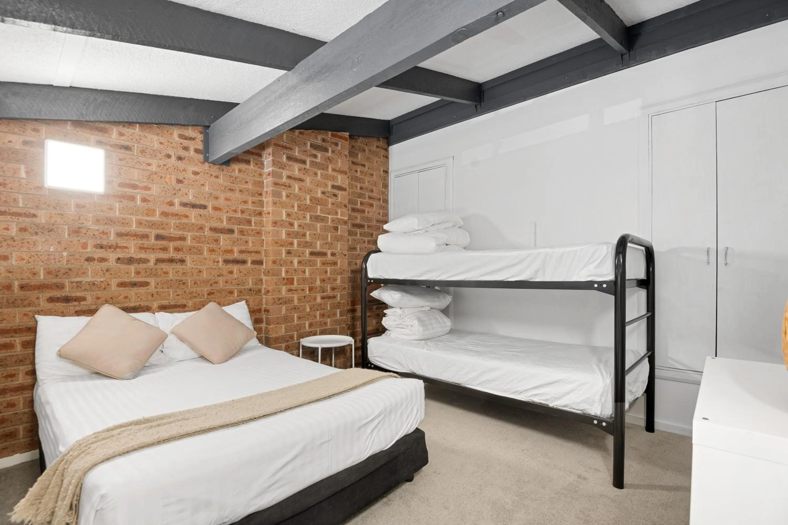 Bedroom, Bed in Alpine Gables