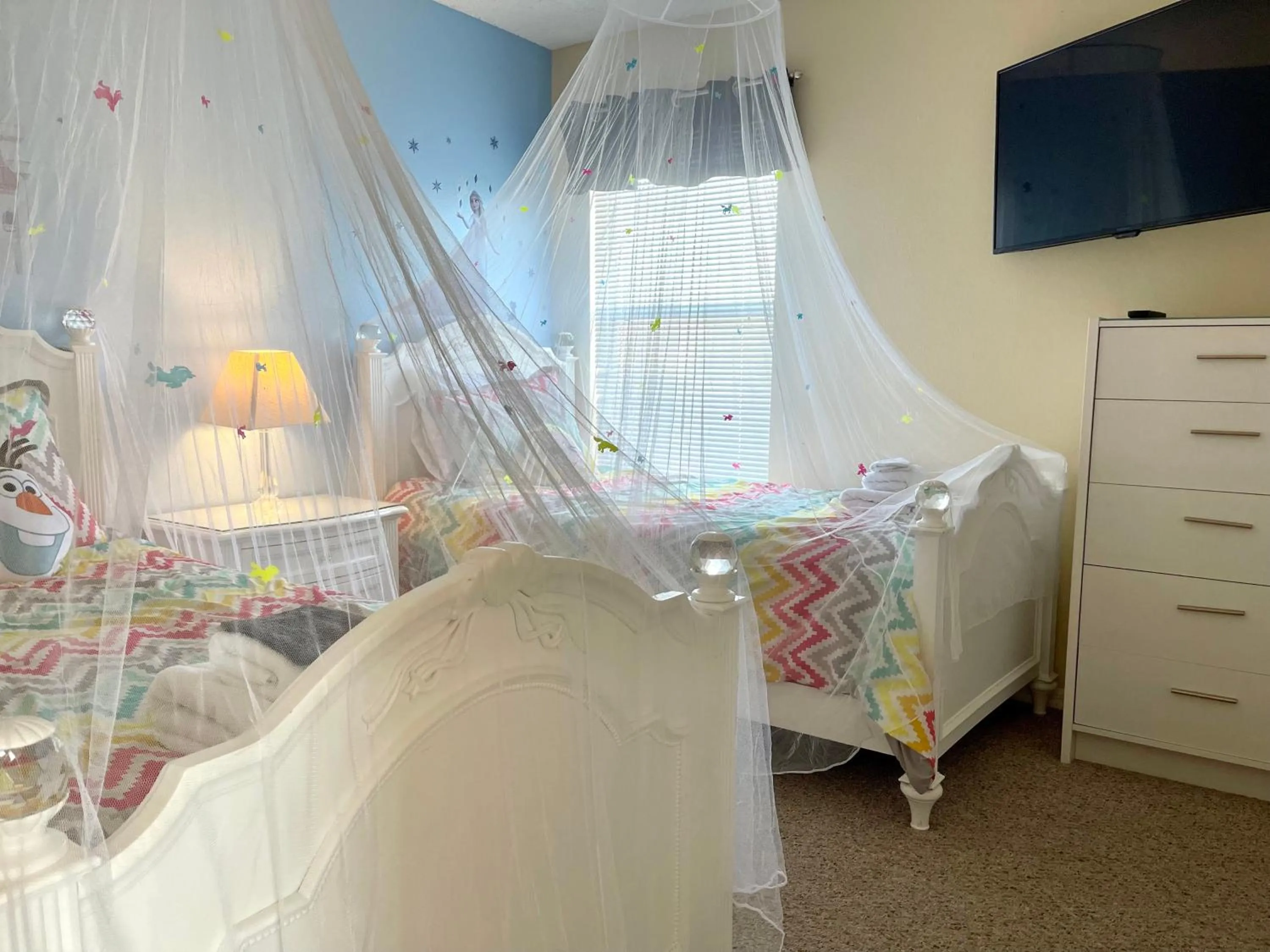 Bedroom, Bed in Disney Dream with Hot Tub, Pool, Xbox, Games Room, Lakeview, 10 min to Disney, Clubhouse