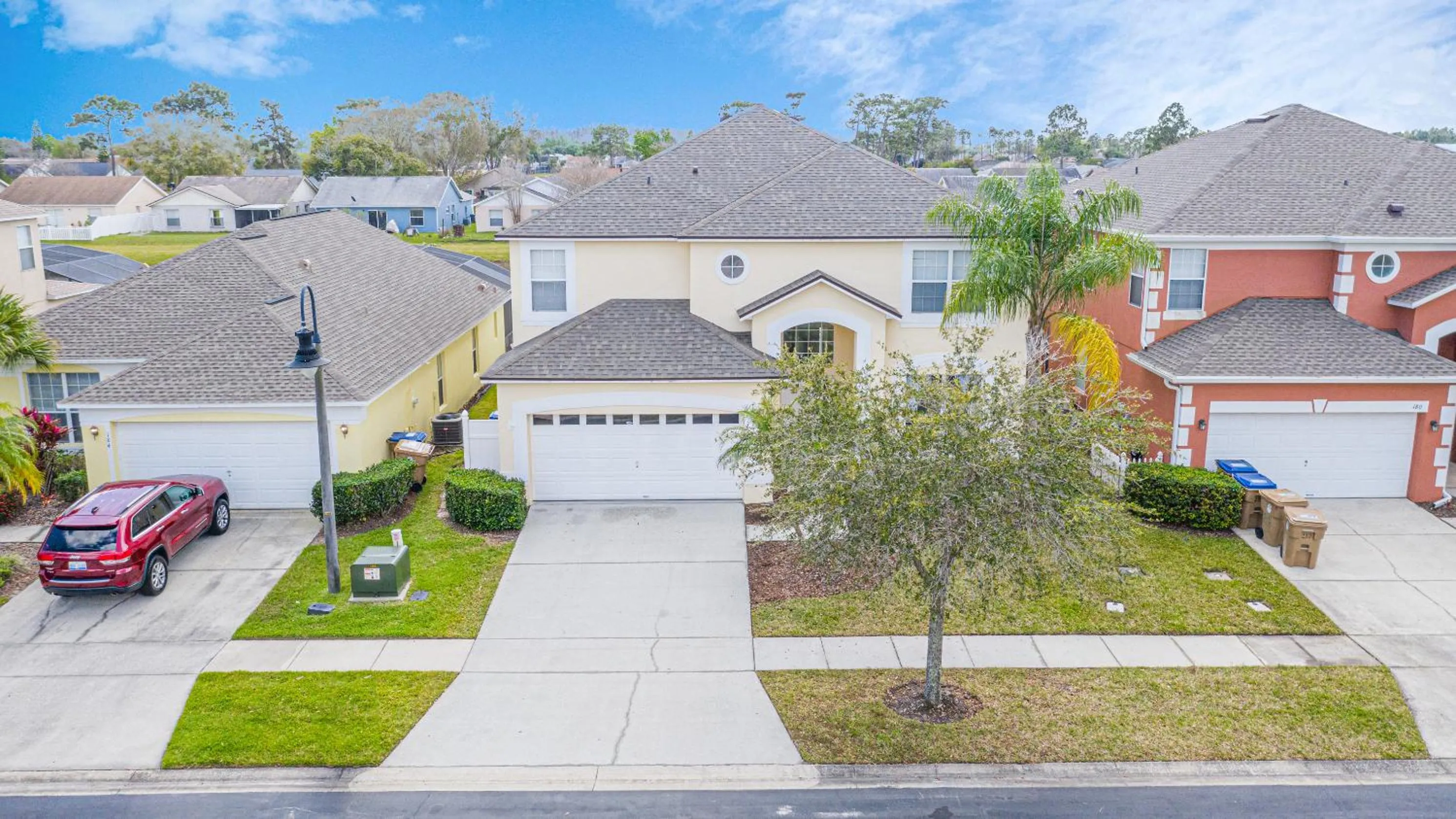 Facade/entrance in Disney Dream with Hot Tub, Pool, Xbox, Games Room, Lakeview, 10 min to Disney, Clubhouse