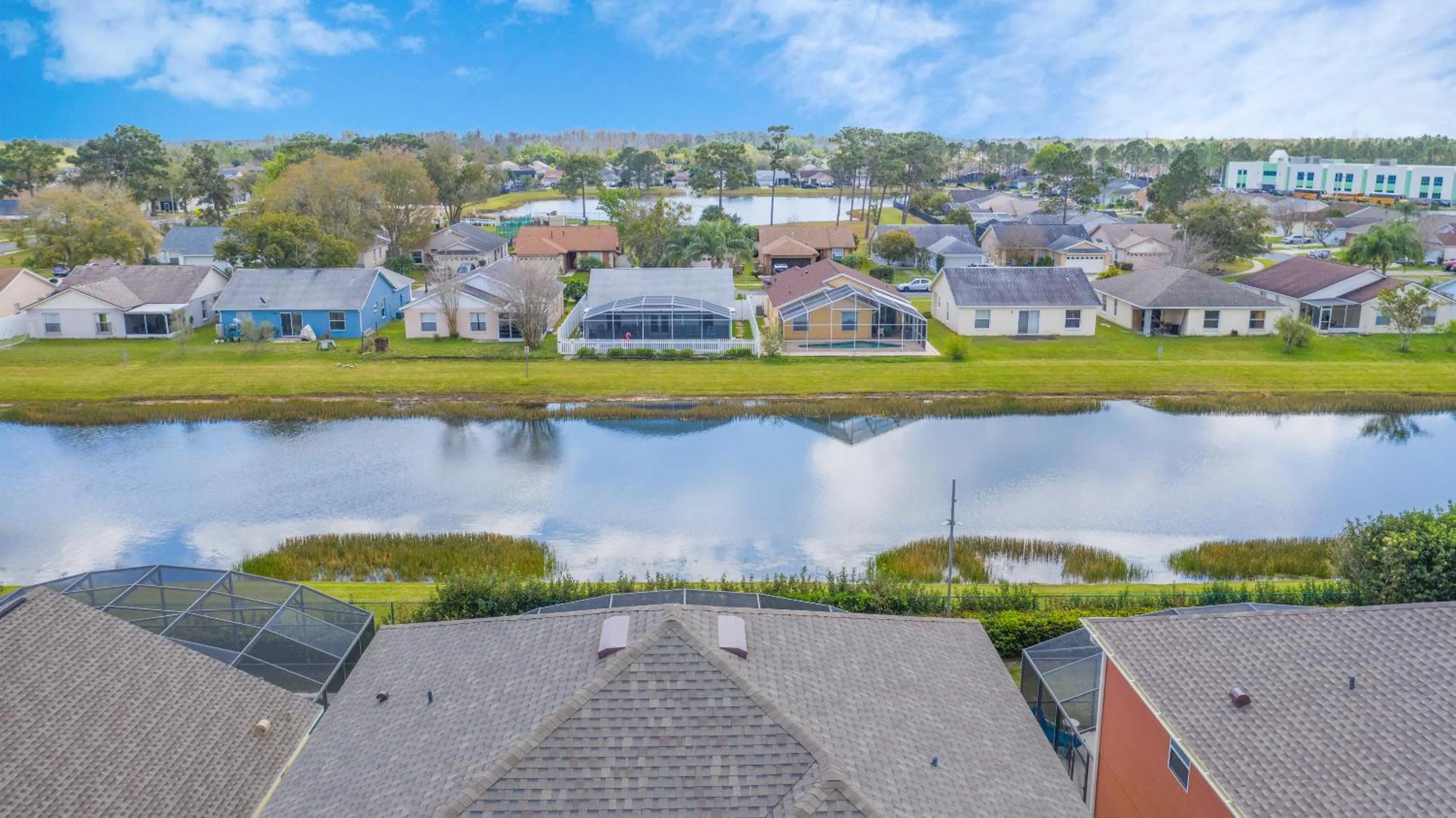 Neighbourhood in Disney Dream with Hot Tub, Pool, Xbox, Games Room, Lakeview, 10 min to Disney, Clubhouse