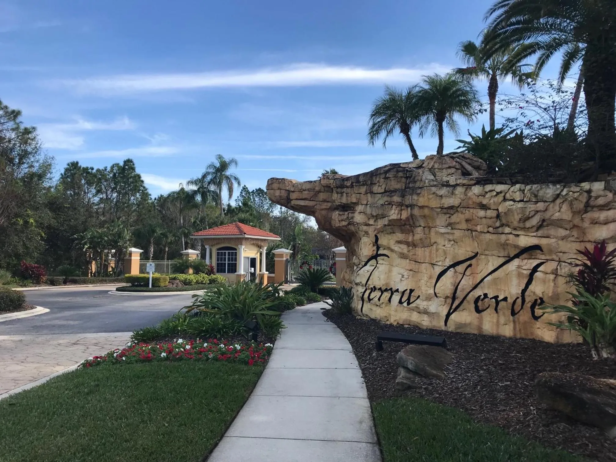 Facade/entrance in Disney Dream with Hot Tub, Pool, Xbox, Games Room, Lakeview, 10 min to Disney, Clubhouse