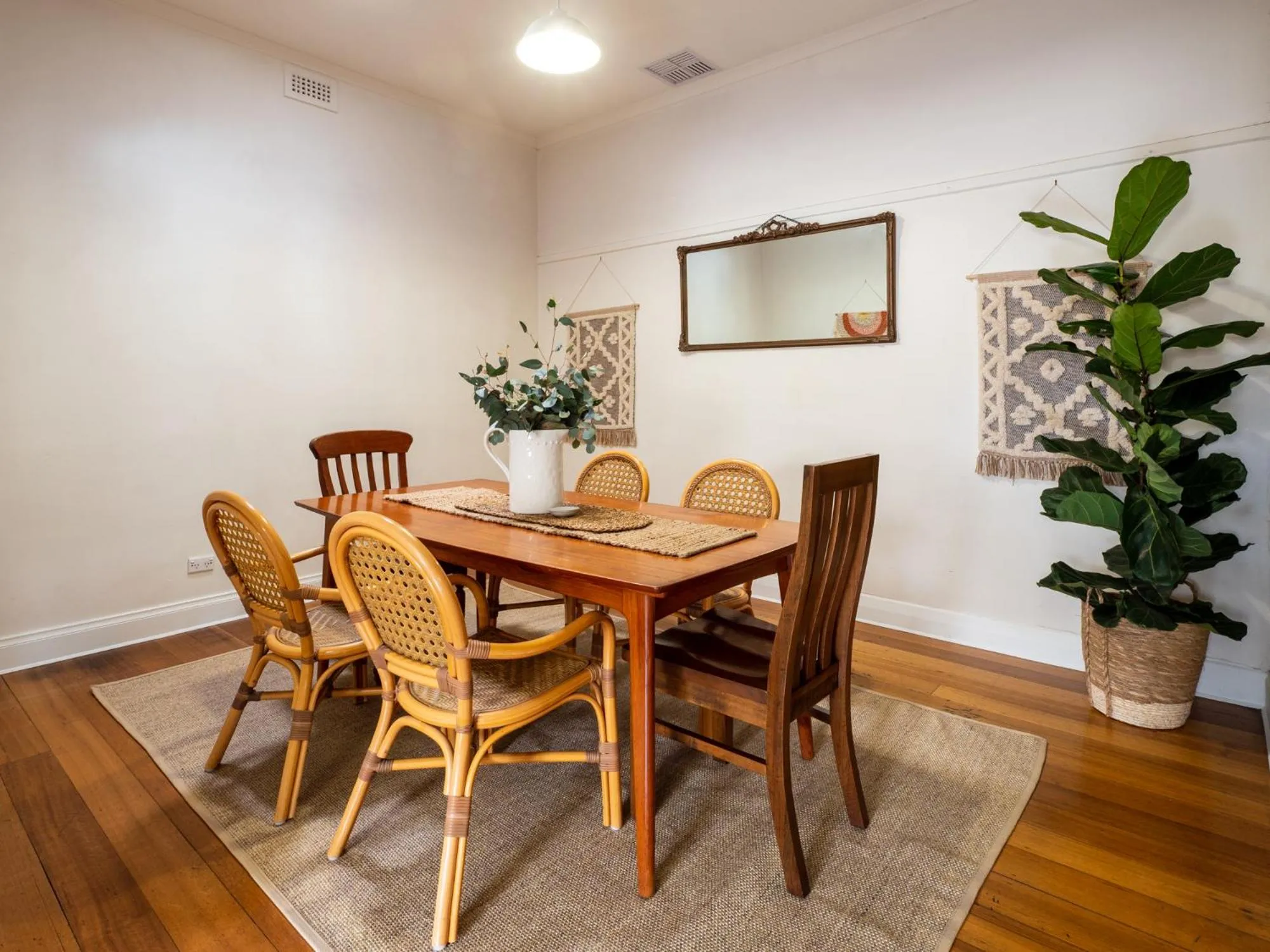 Dining area in Bendigo Backpackers