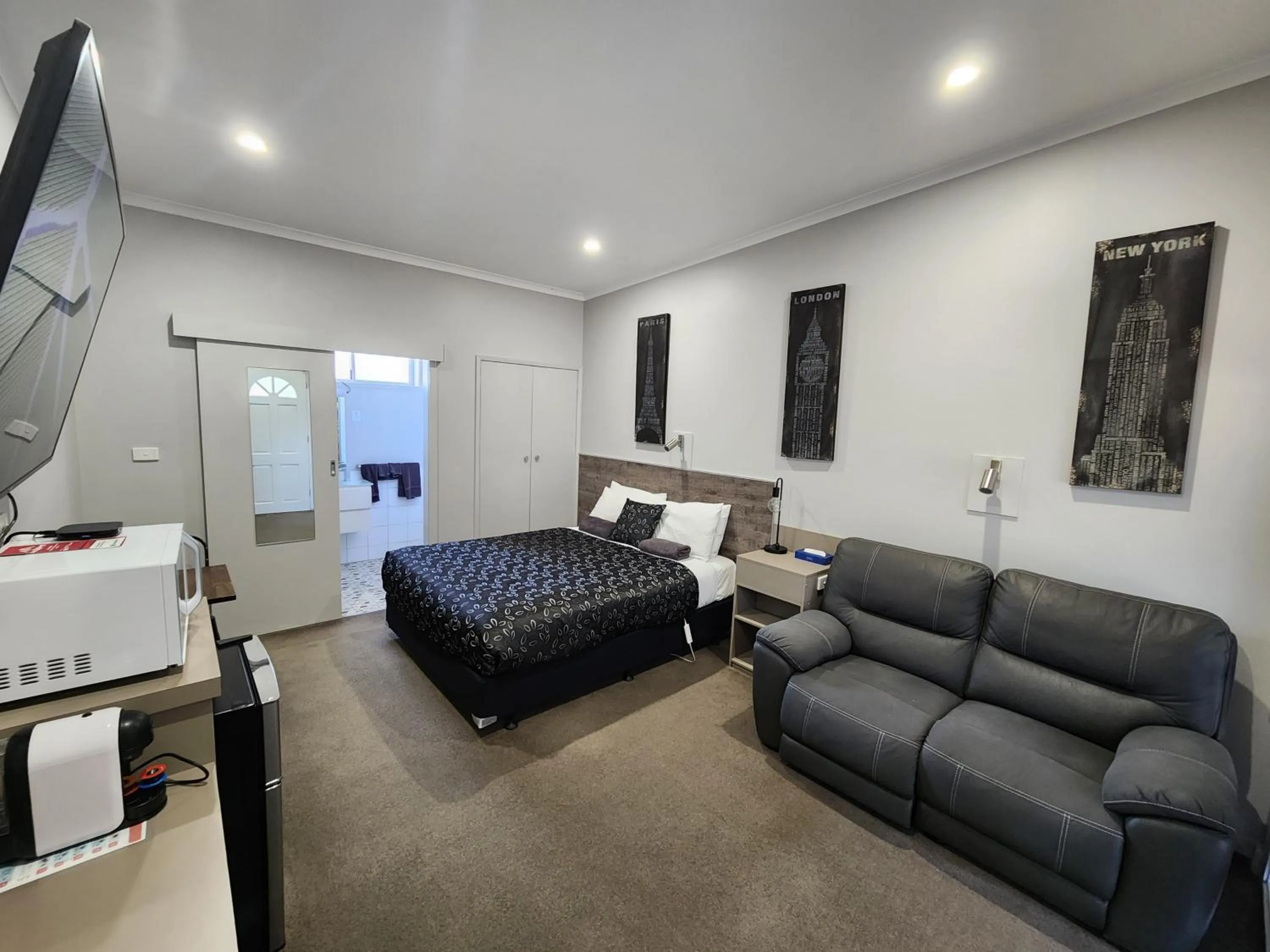 Bed in Motel24Seven and Apartments