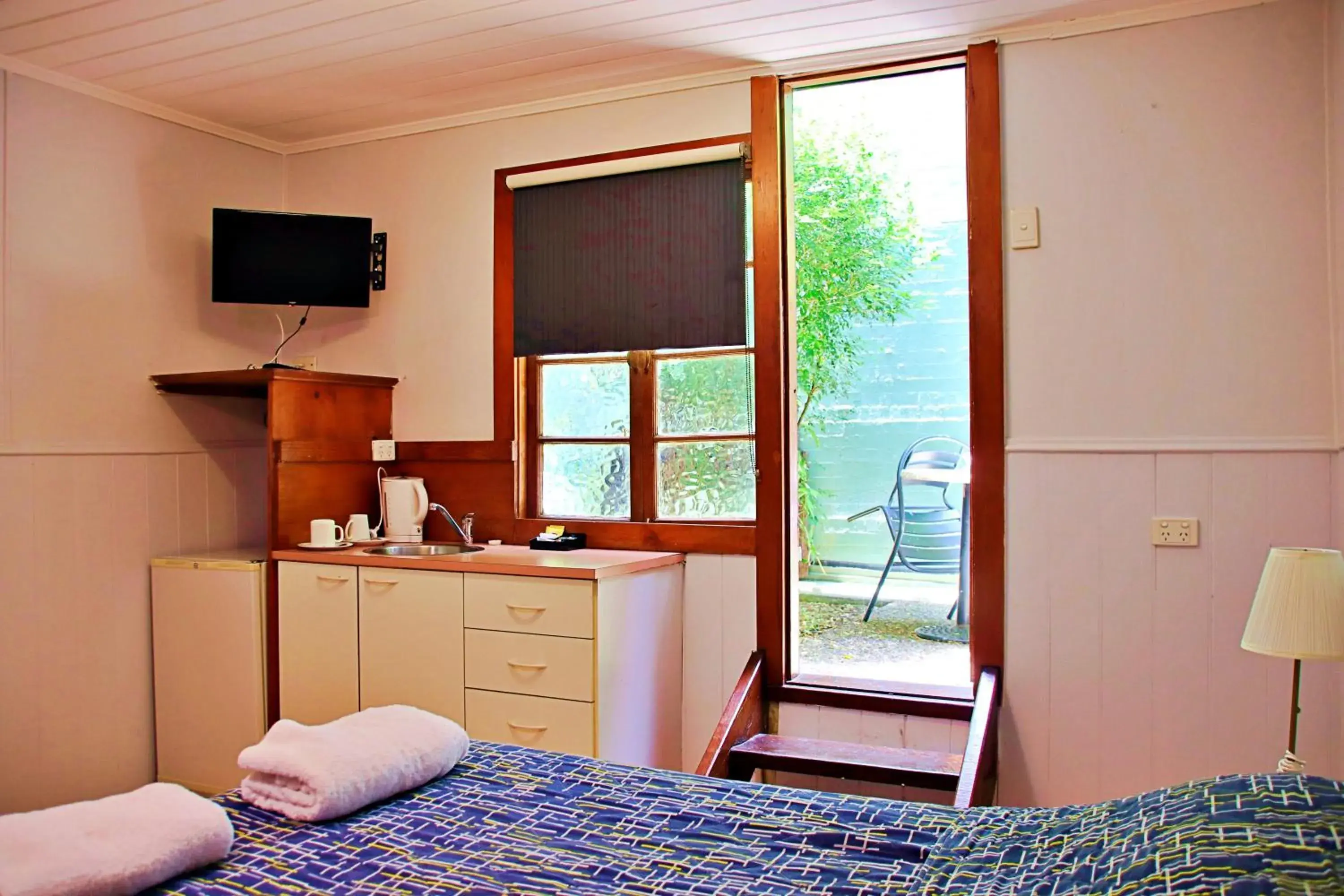 Bedroom, Bed in Brisbane Manor Bedroom, Bed in Brisbane Manor