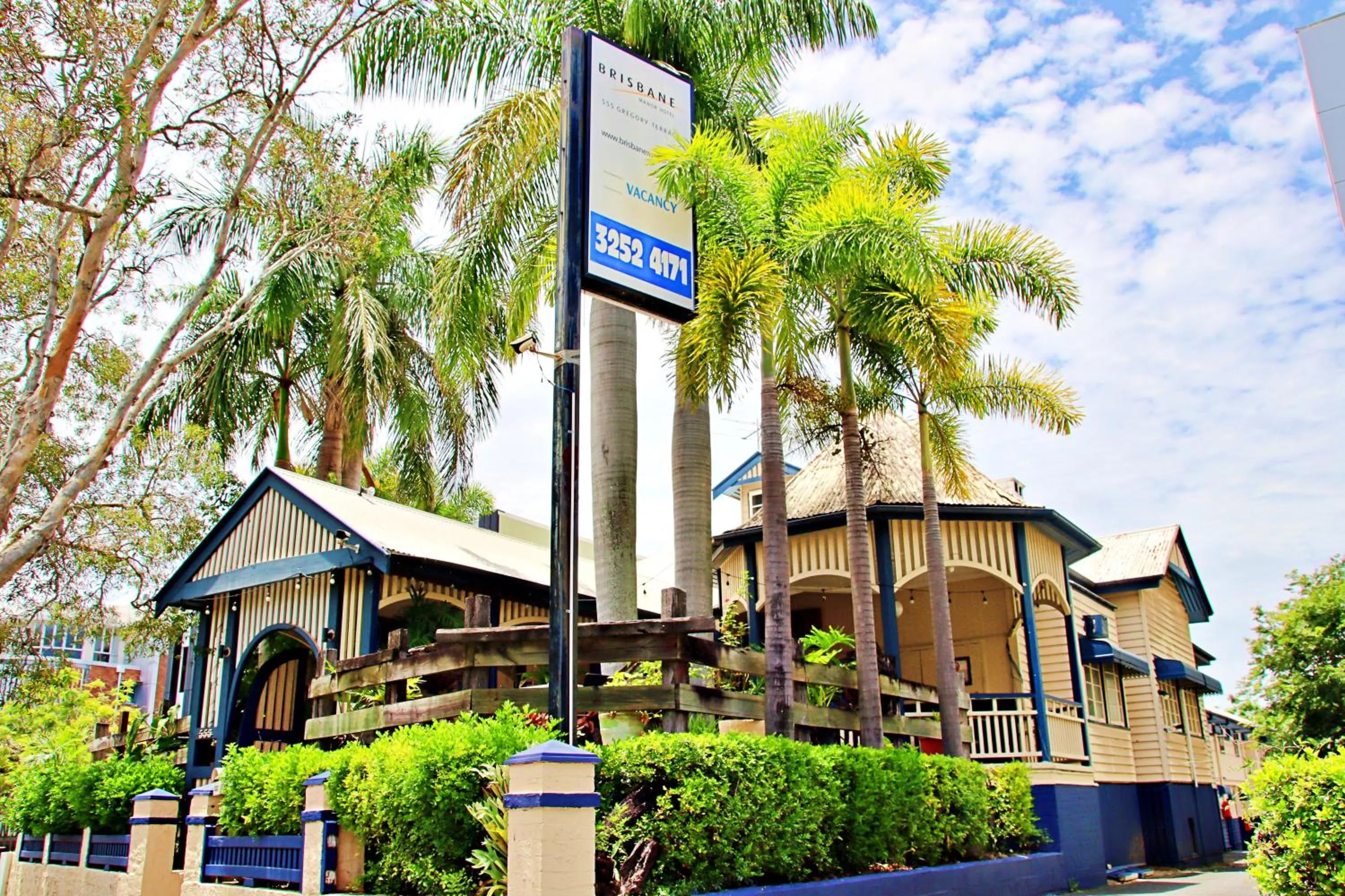 Property building in Brisbane Manor