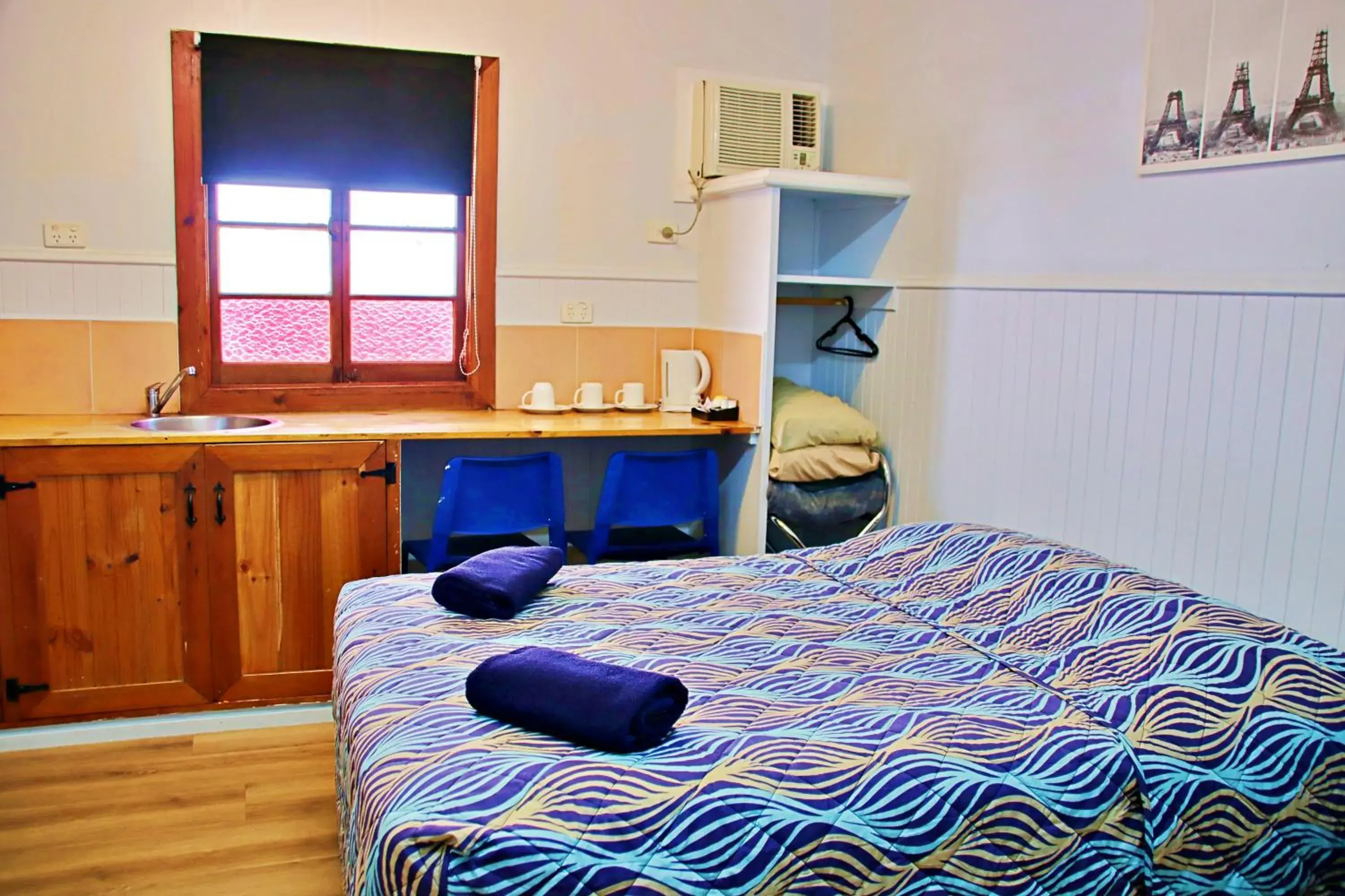 Bedroom, Bed in Brisbane Manor Bedroom, Bed in Brisbane Manor