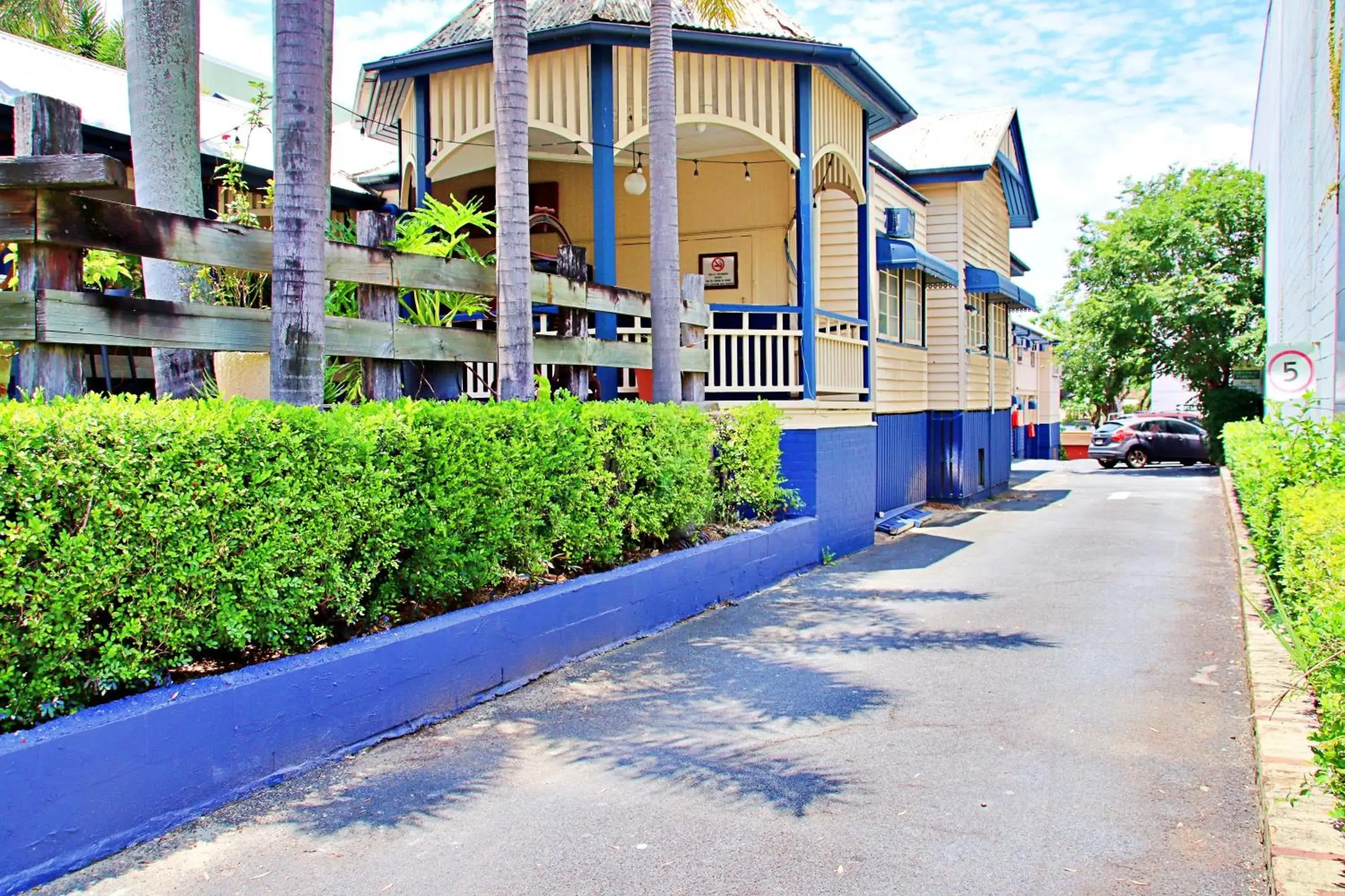 Property building in Brisbane Manor Property building in Brisbane Manor