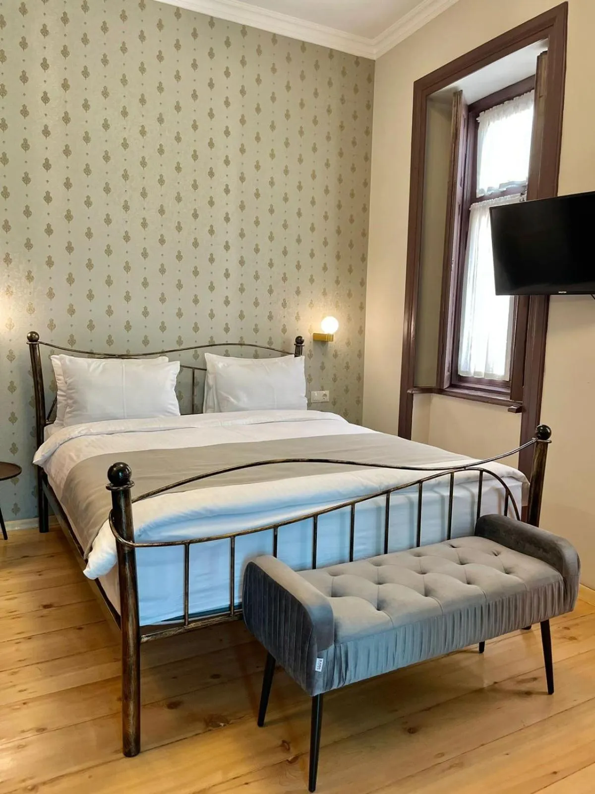 Photo of the whole room, Bed in Artisan Boutique Hotel & Gallery