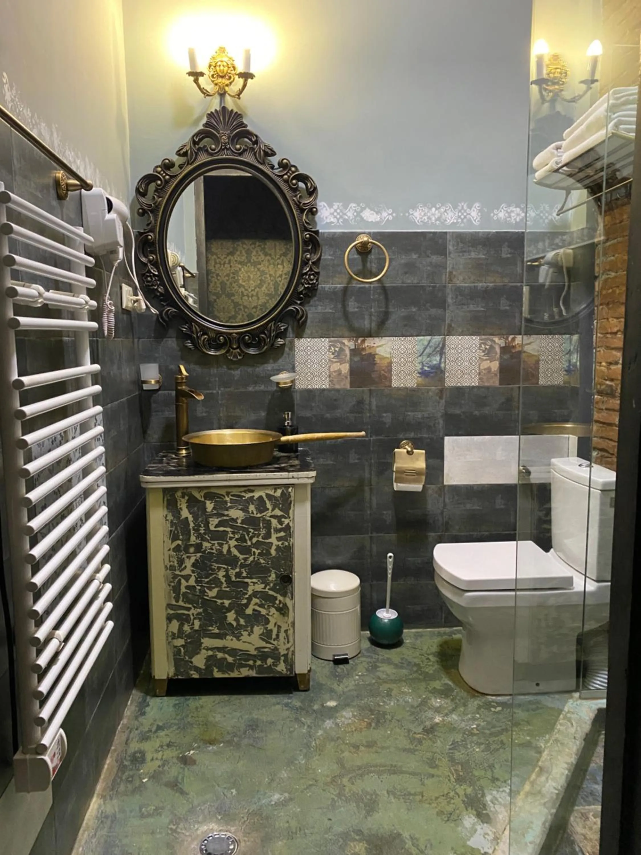 Shower in Artisan Boutique Hotel & Gallery