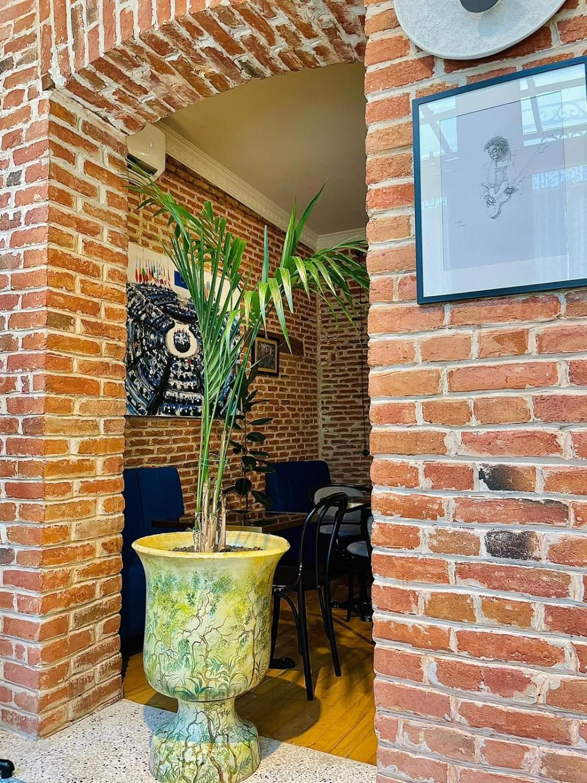 Lounge or bar in Artisan Boutique Hotel & Gallery