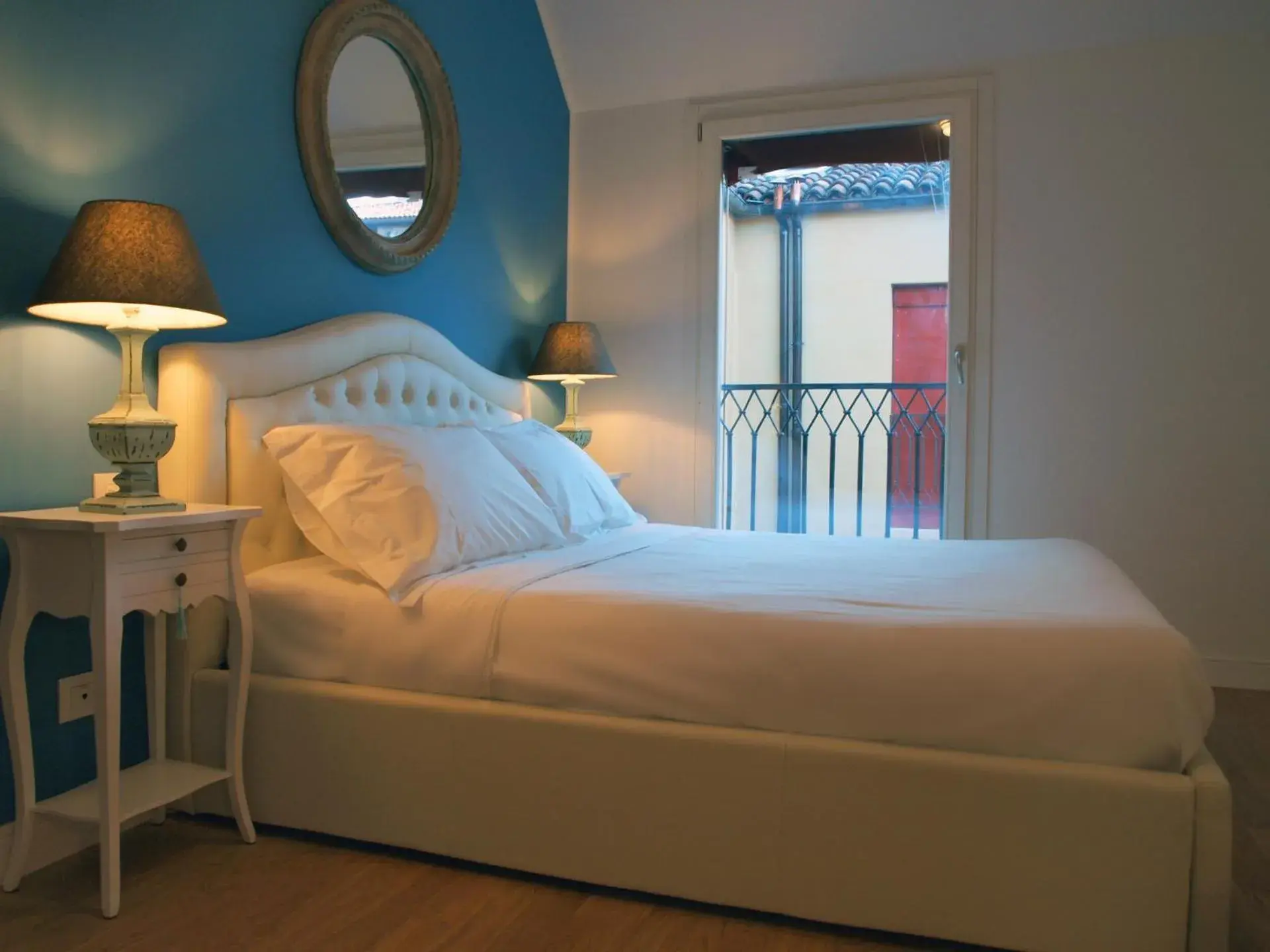 Double Room in Cosmopolitan Central Rooms Double Room in Cosmopolitan Central Rooms