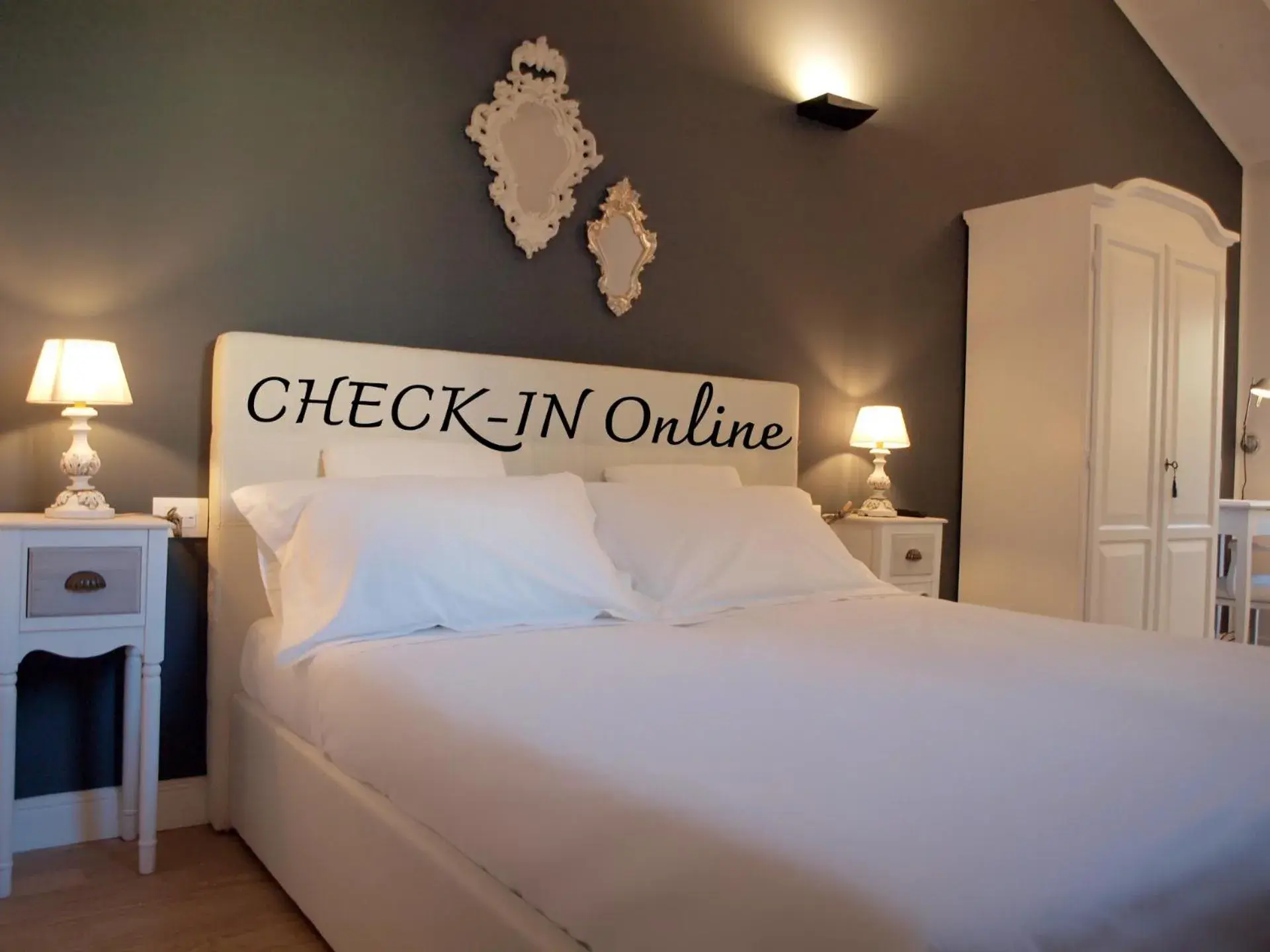 Double or Twin Room with Balcony in Cosmopolitan Central Rooms Double or Twin Room with Balcony in Cosmopolitan Central Rooms