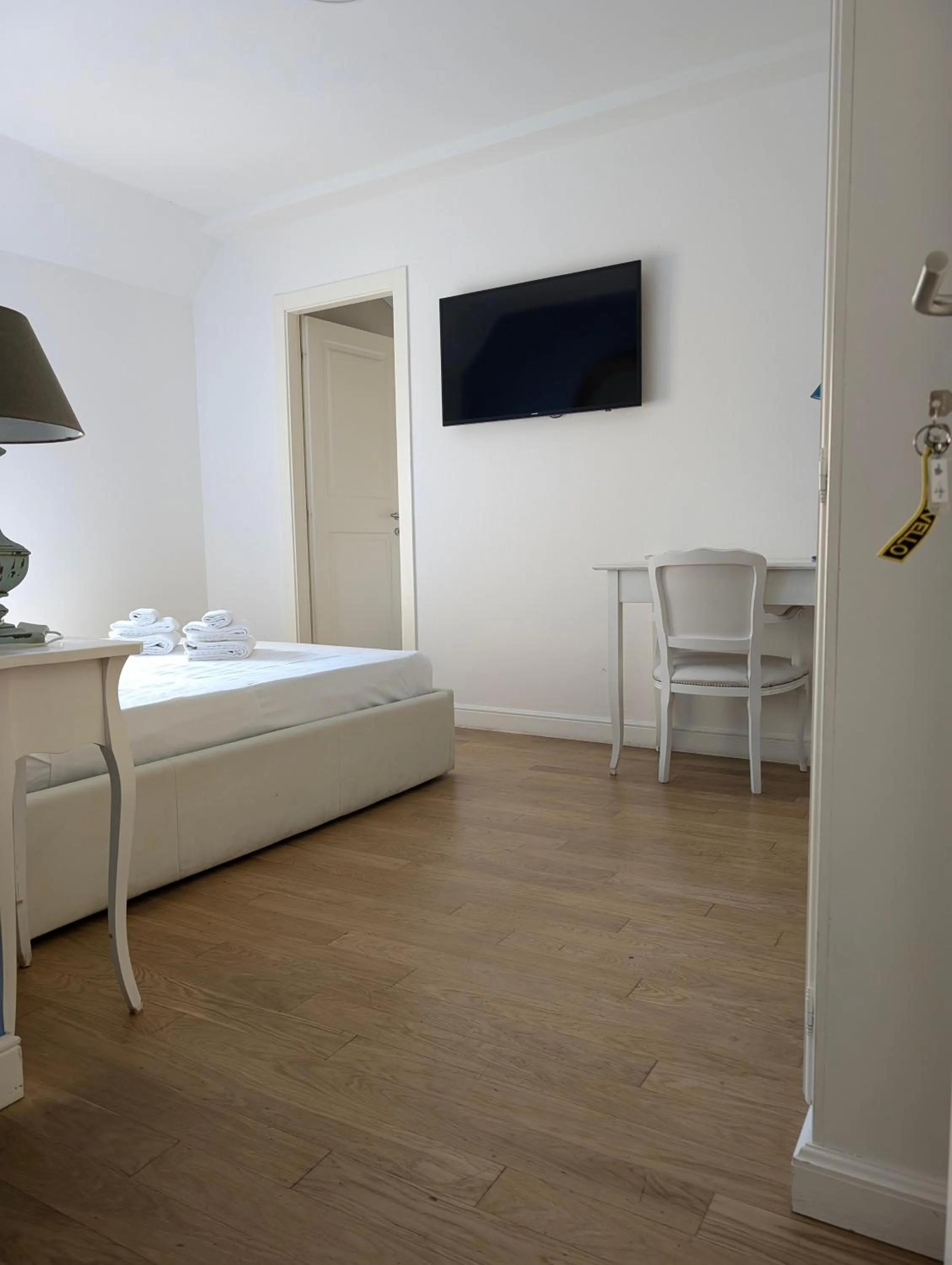 Bedroom, Bed in Cosmopolitan Central Rooms