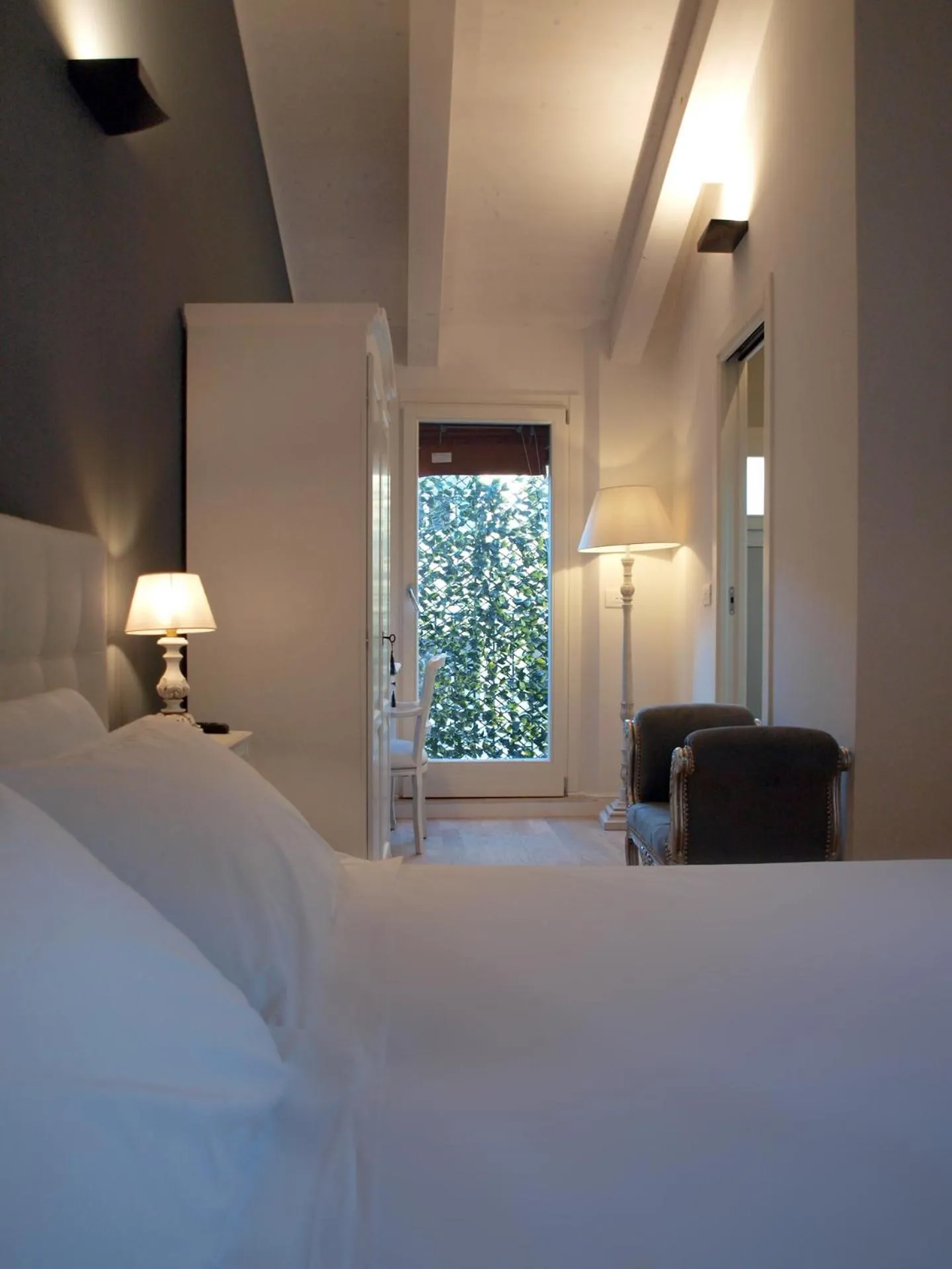 Bed in Cosmopolitan Central Rooms