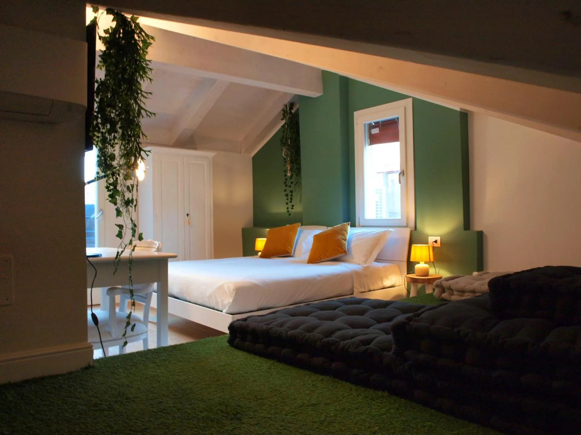 Photo of the whole room, Bed in Cosmopolitan Central Rooms