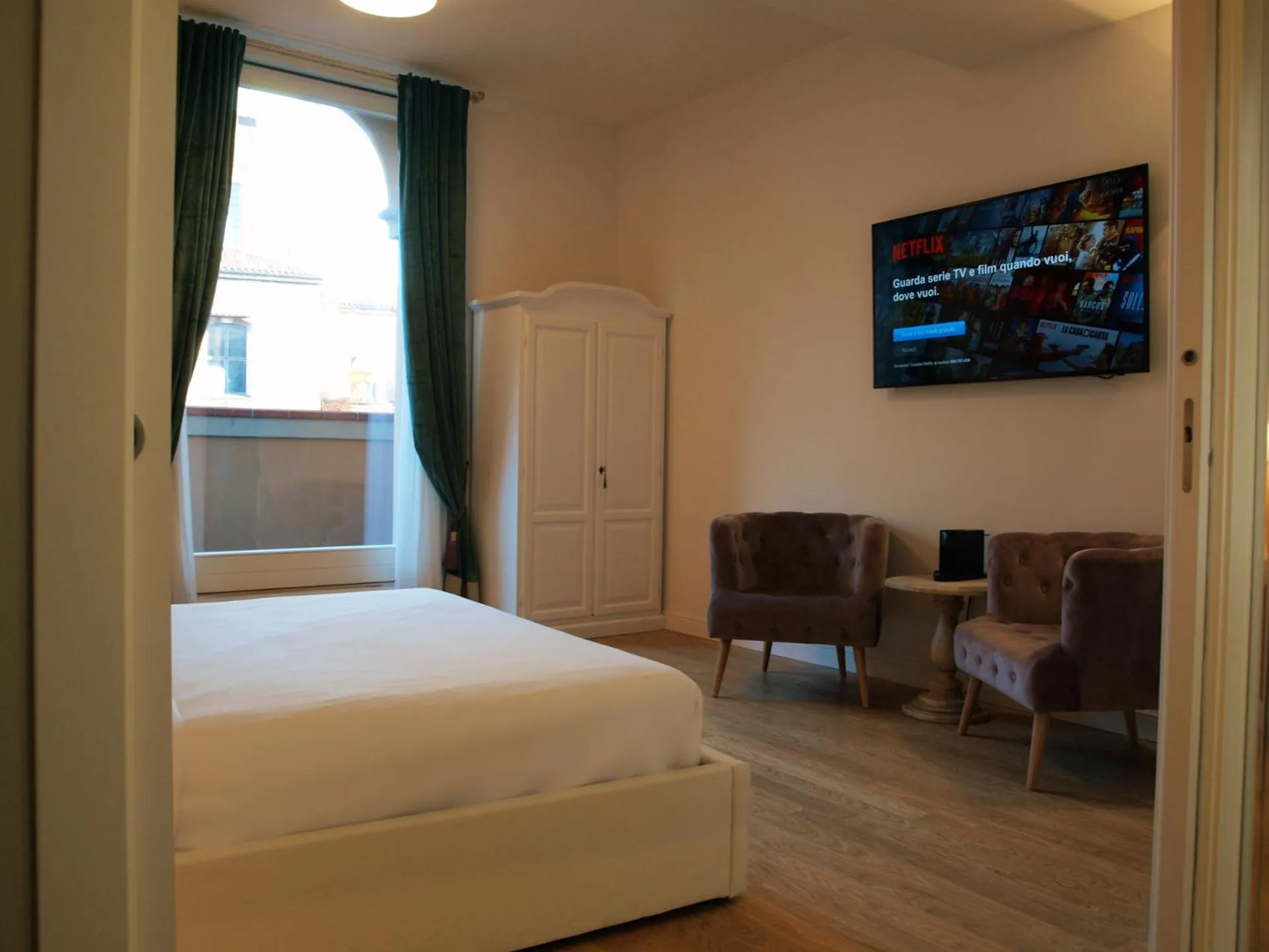 TV and multimedia, Bed in Cosmopolitan Central Rooms