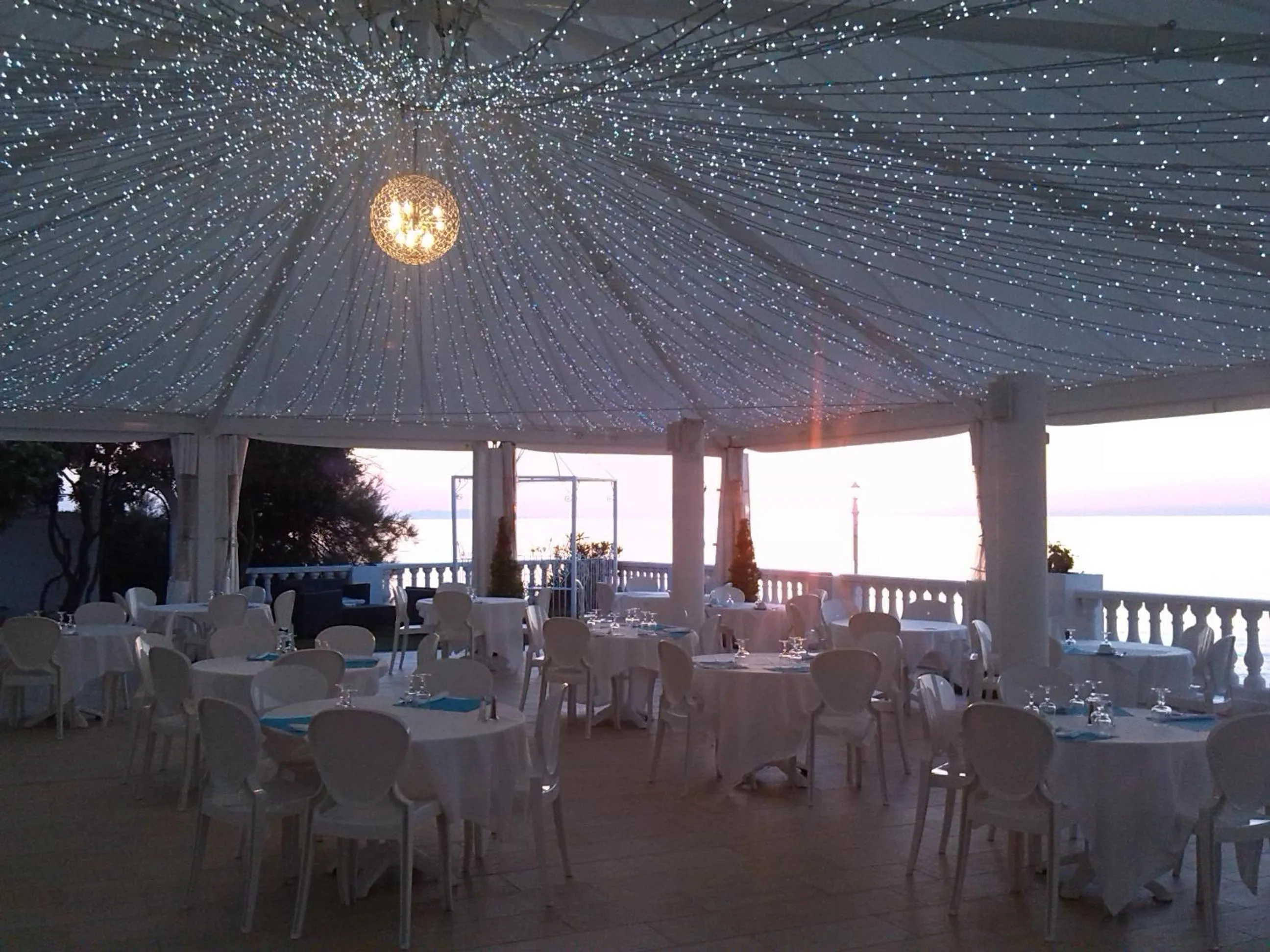 Restaurant/places to eat in Hotel Ariana