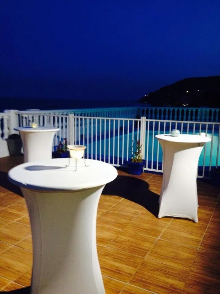 Swimming pool in Hotel Ariana