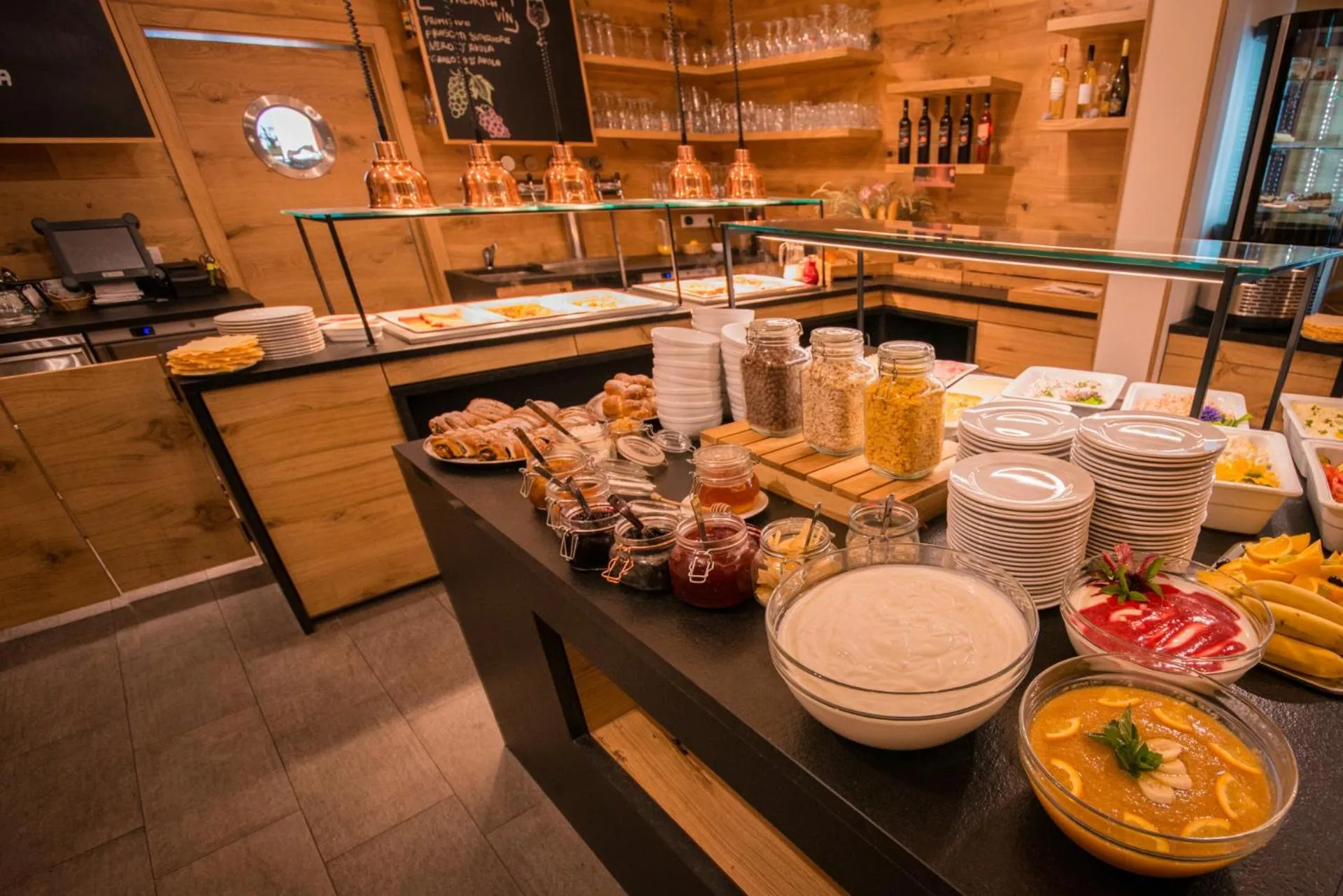 Restaurant/places to eat in Resort Orsino