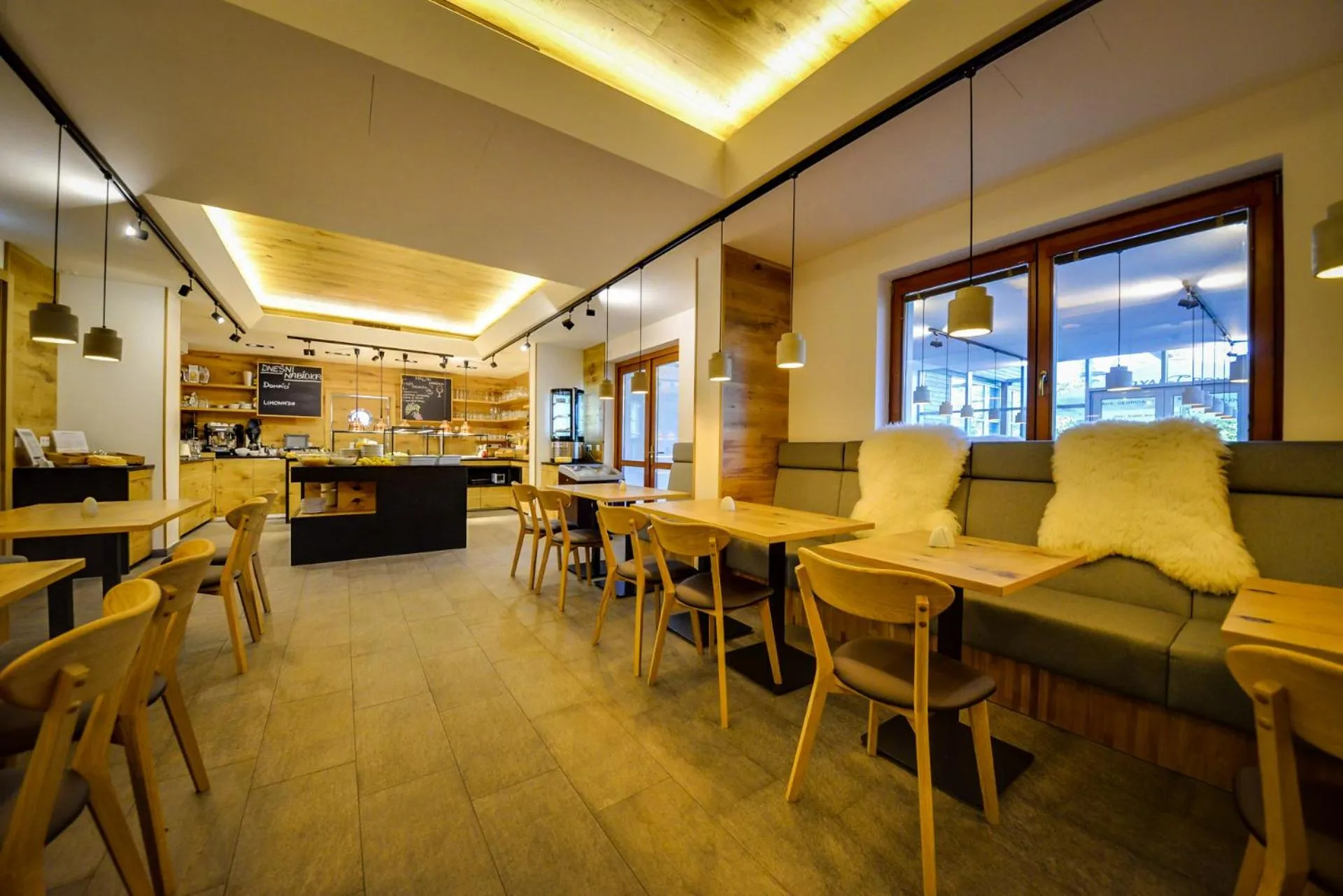 Restaurant/places to eat in Resort Orsino