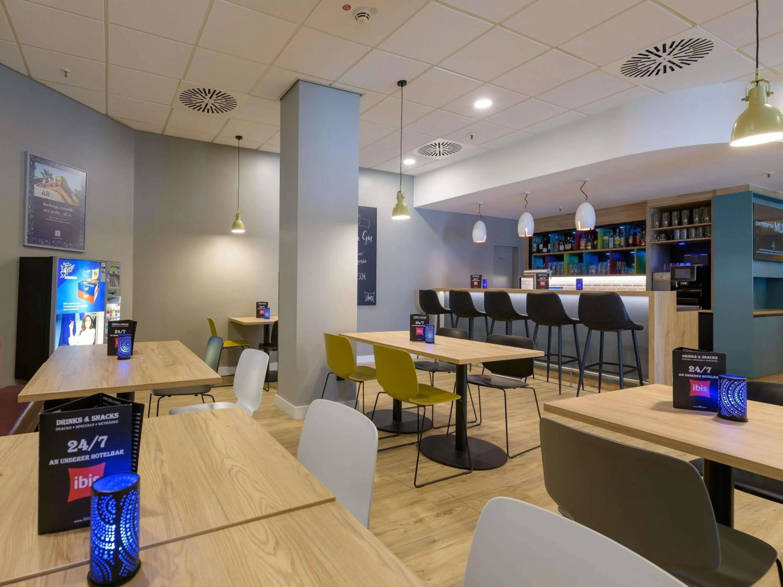 Lounge or bar in ibis Hotel Frankfurt Messe West
