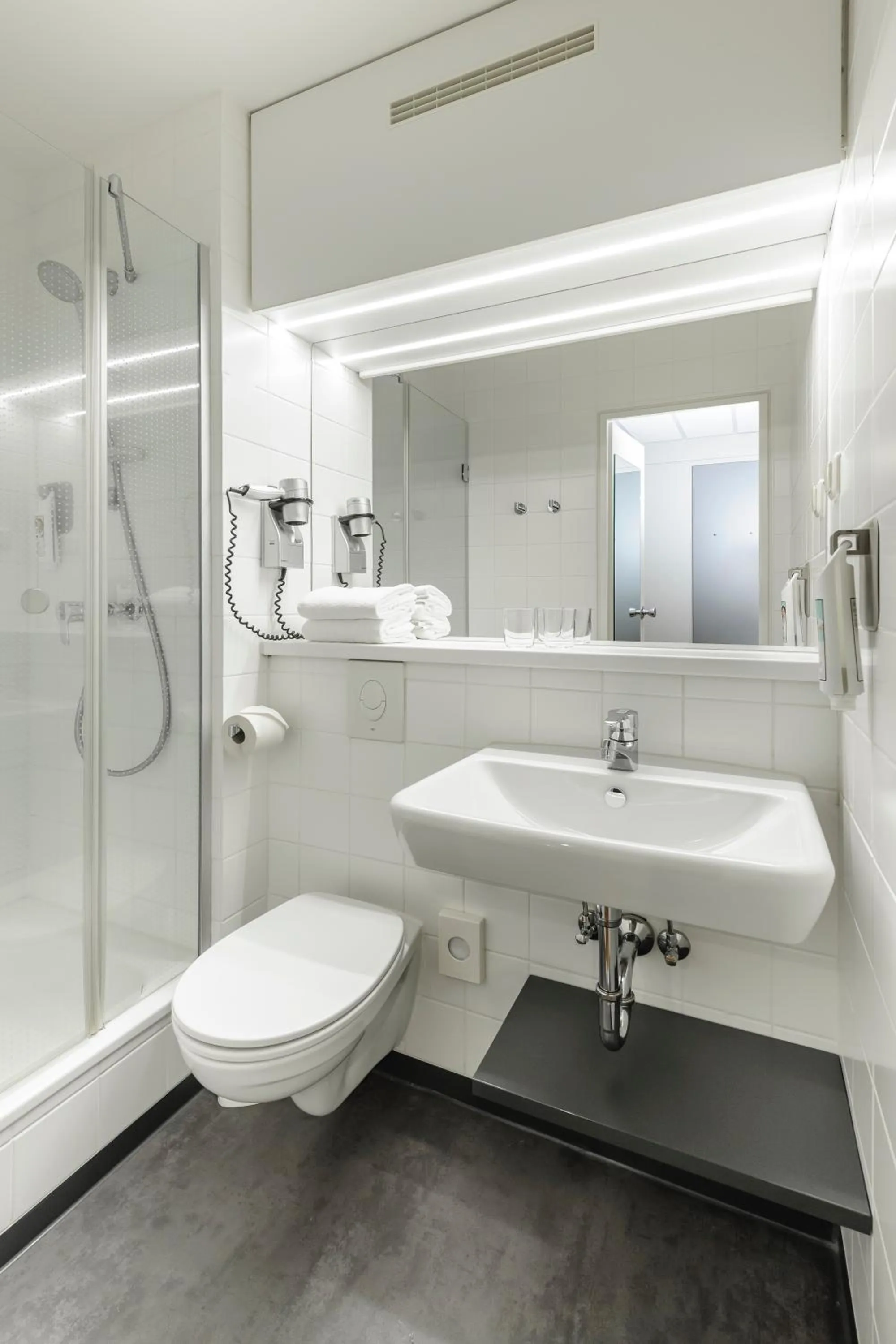 Toilet in ibis Hotel Frankfurt Messe West