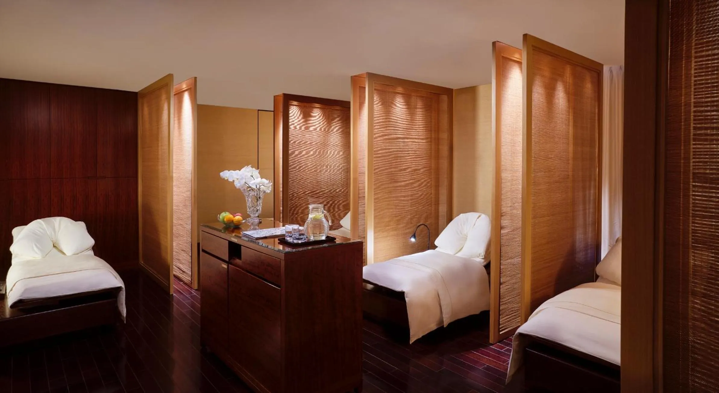 Spa and wellness centre/facilities, Bed in The Peninsula Tokyo