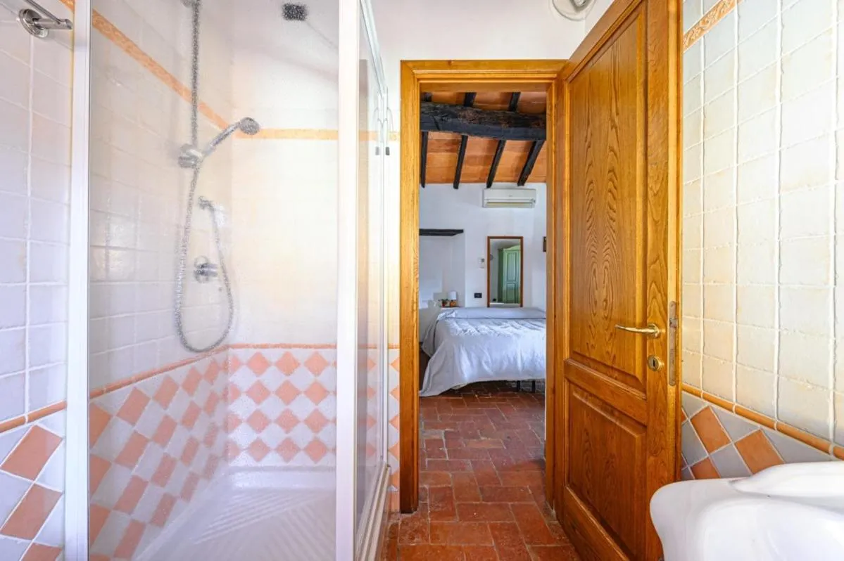 Shower, Bed in Agriturismo Pian di Fiume