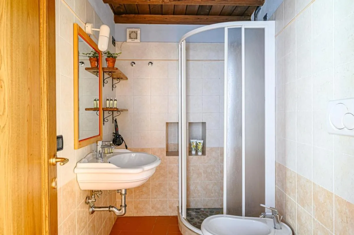 Shower in Agriturismo Pian di Fiume