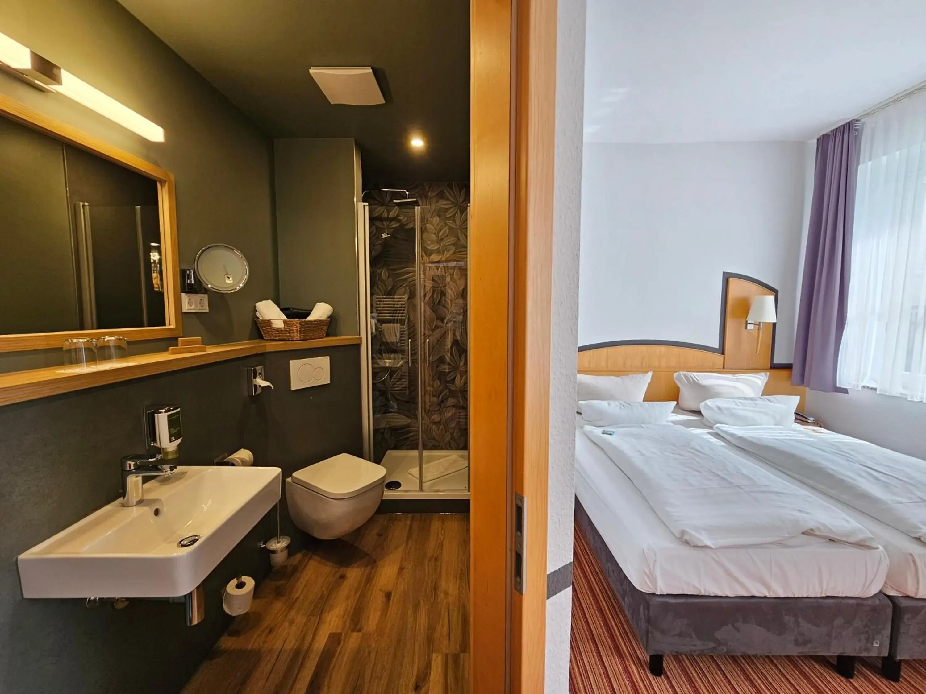 Bathroom, Bed in Hotel Am Kaisersaal Bathroom, Bed in Hotel Am Kaisersaal