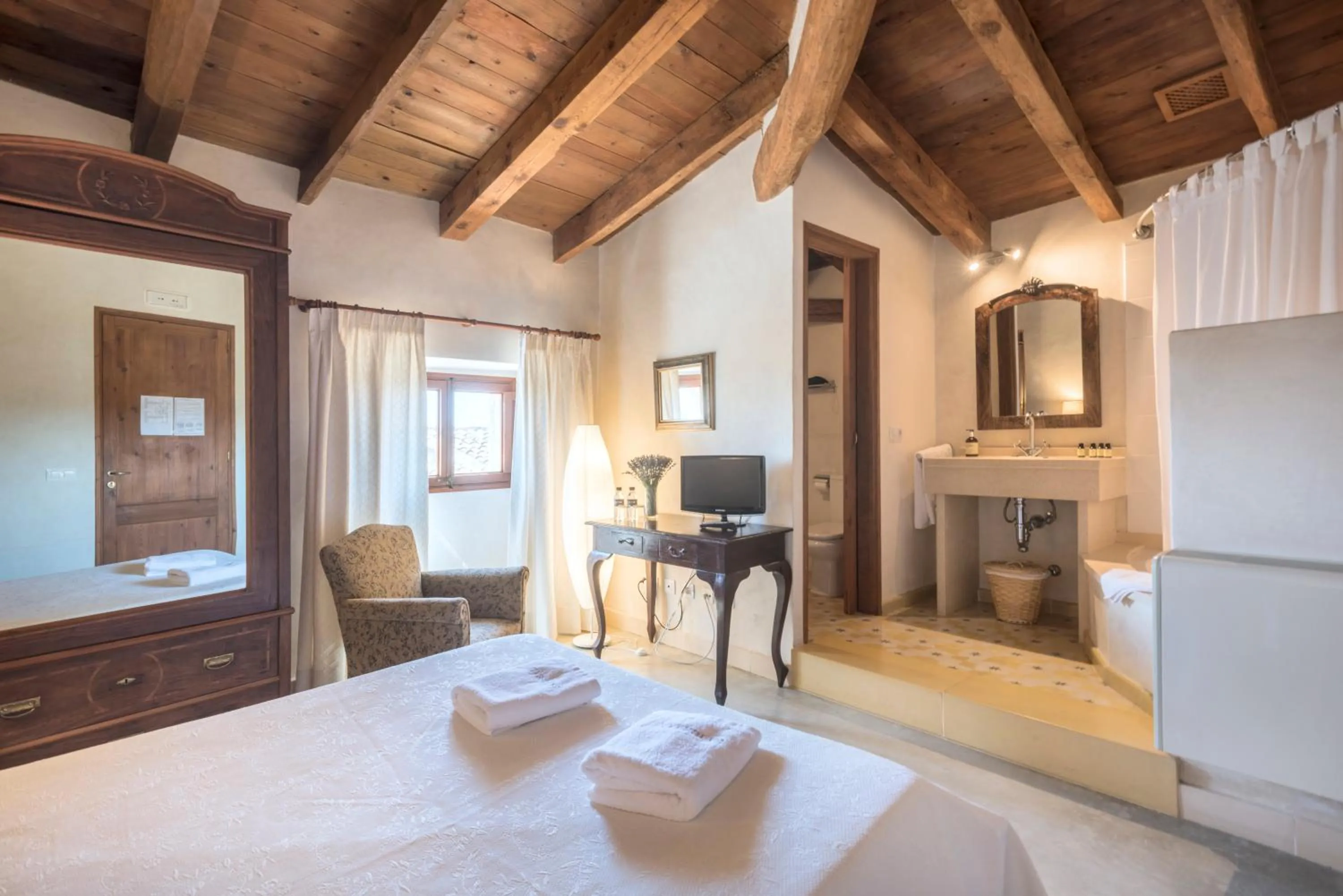 Bathroom, Bed in Sa Bisbal - Turismo de interior