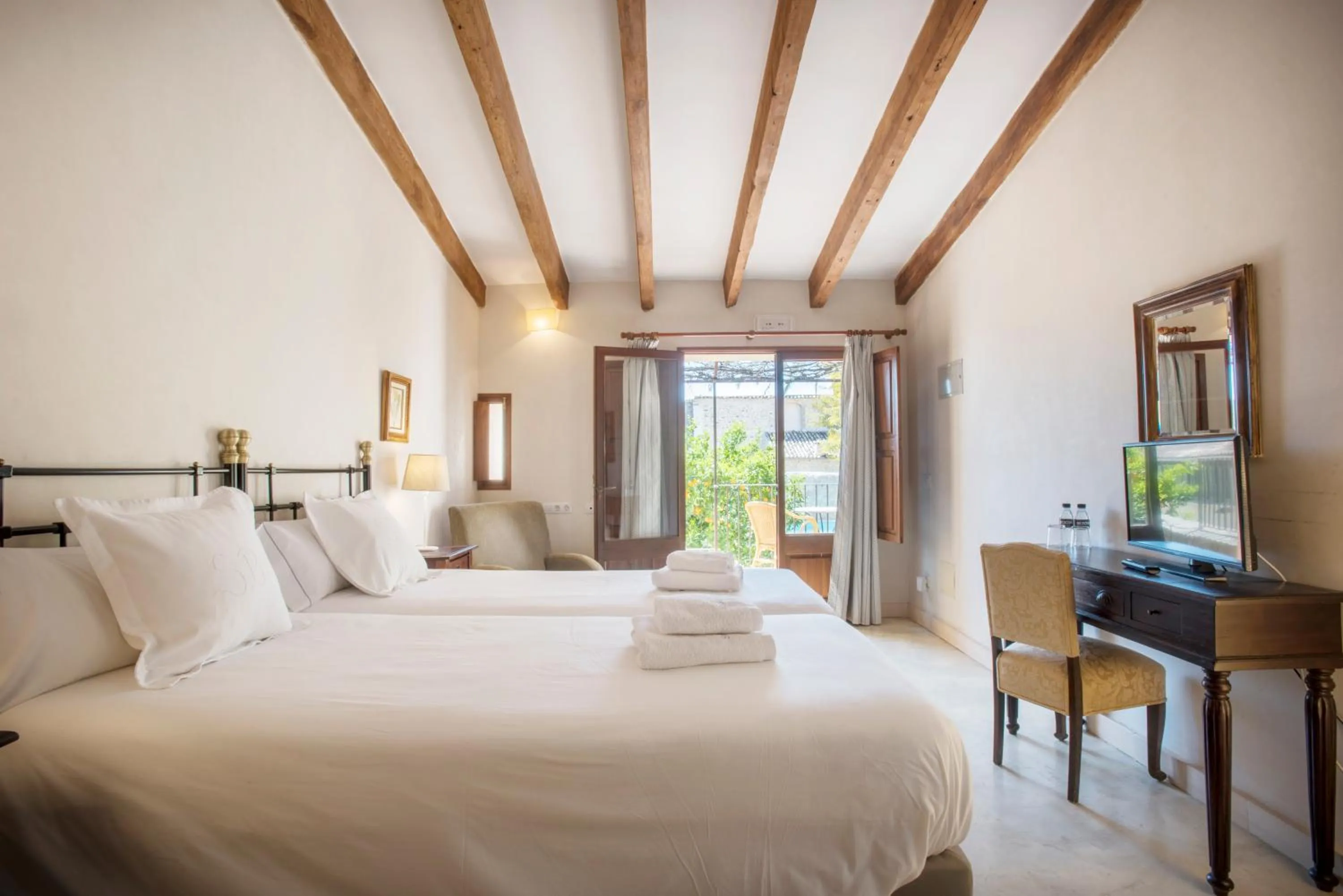 Bathroom, Bed in Sa Bisbal - Turismo de interior