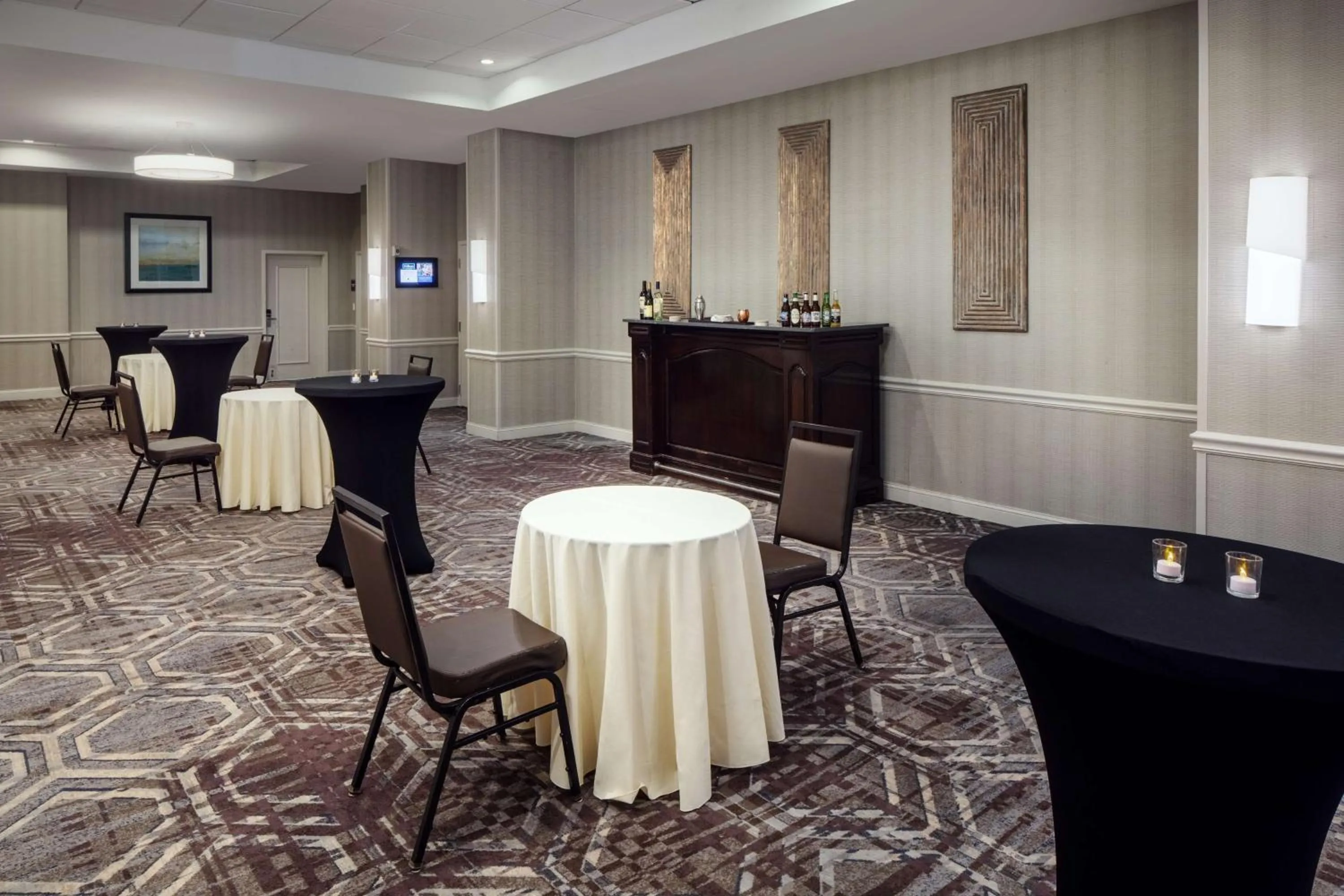 Dining area in DoubleTree by Hilton Princeton