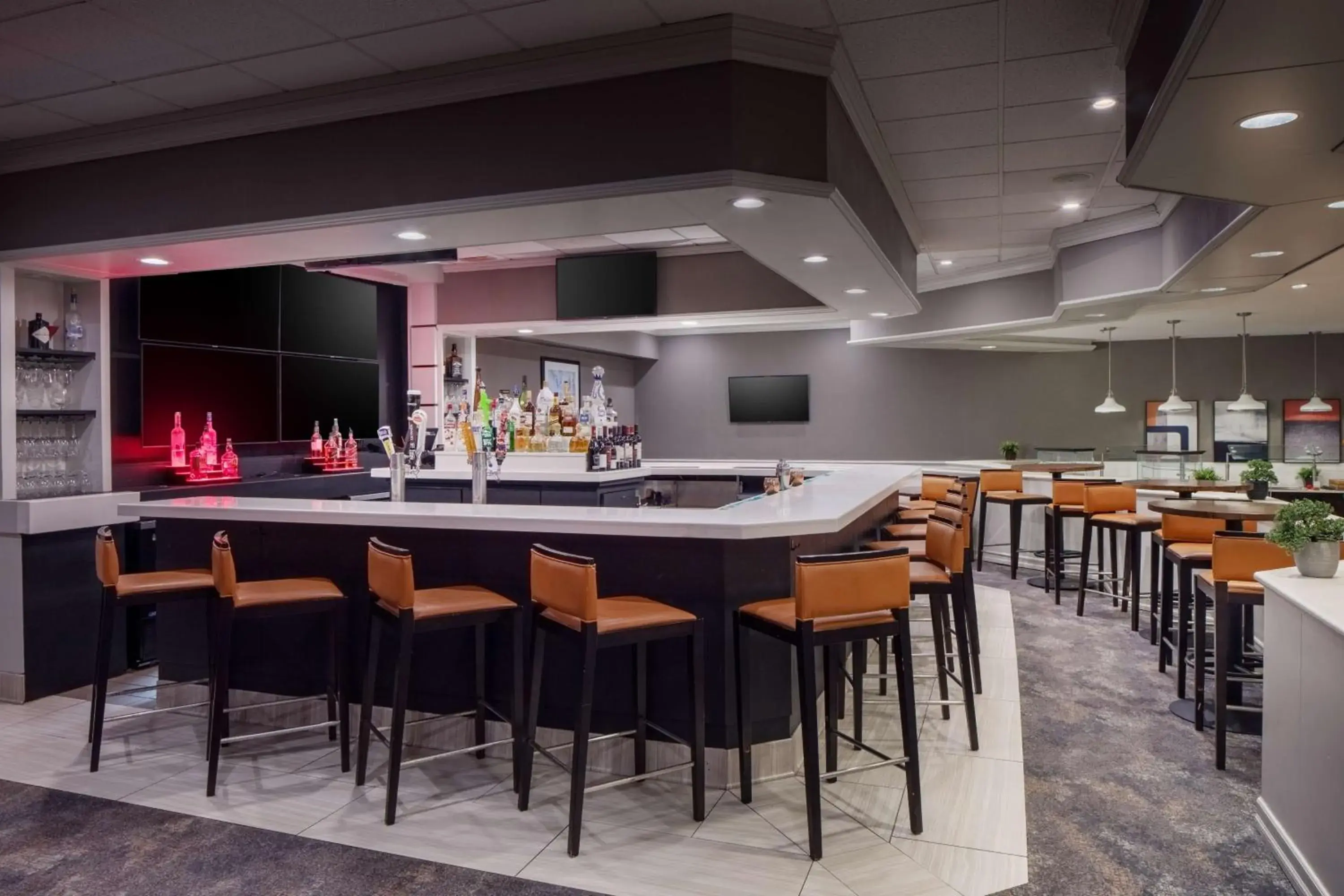 Lounge or bar in DoubleTree by Hilton Princeton Lounge or bar in DoubleTree by Hilton Princeton