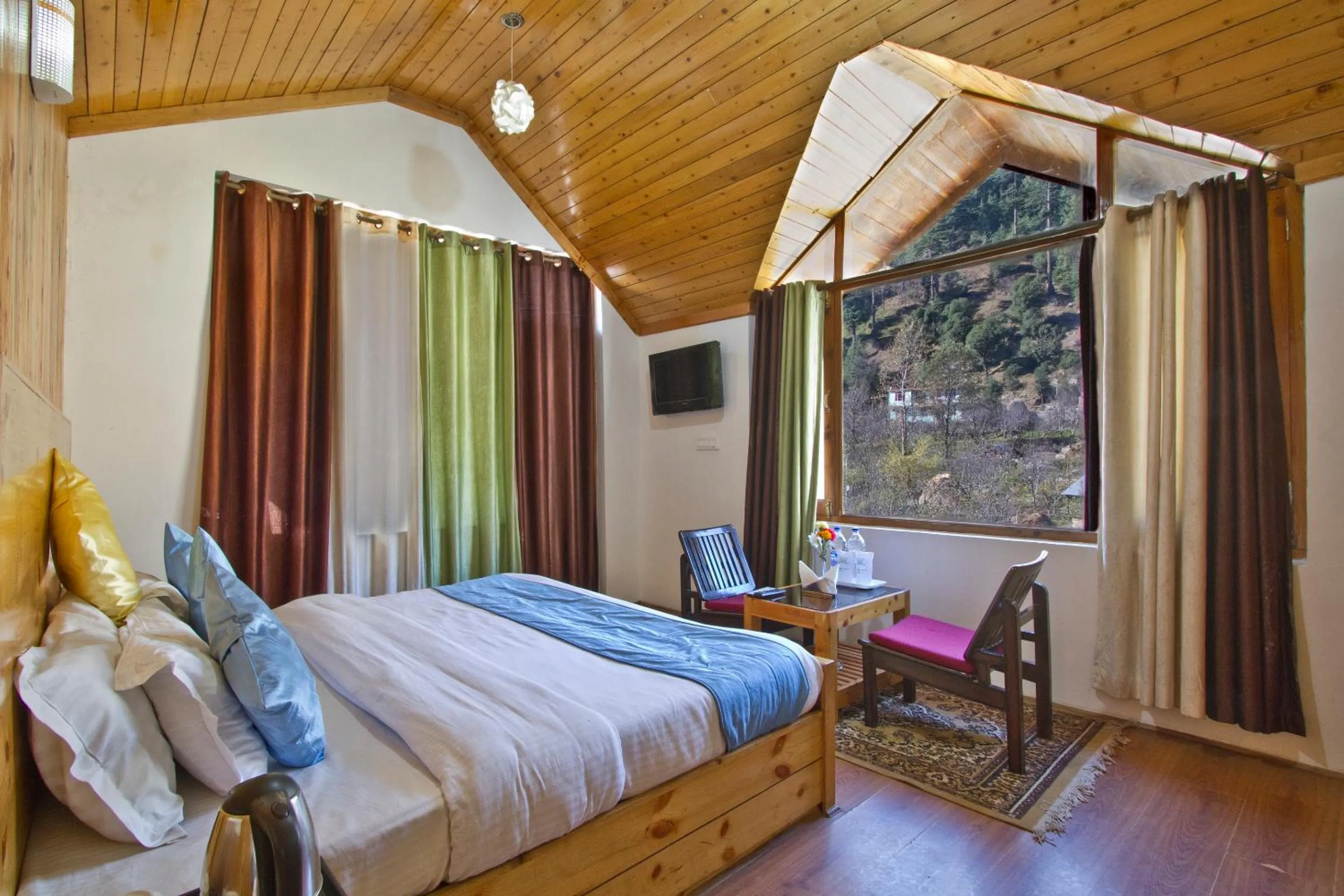 THE CEDAR VILLA AND APARTMENT,Bonefire,Cook,Helper,Kitchen,Lawn,Parking,5 min Drive Mall road