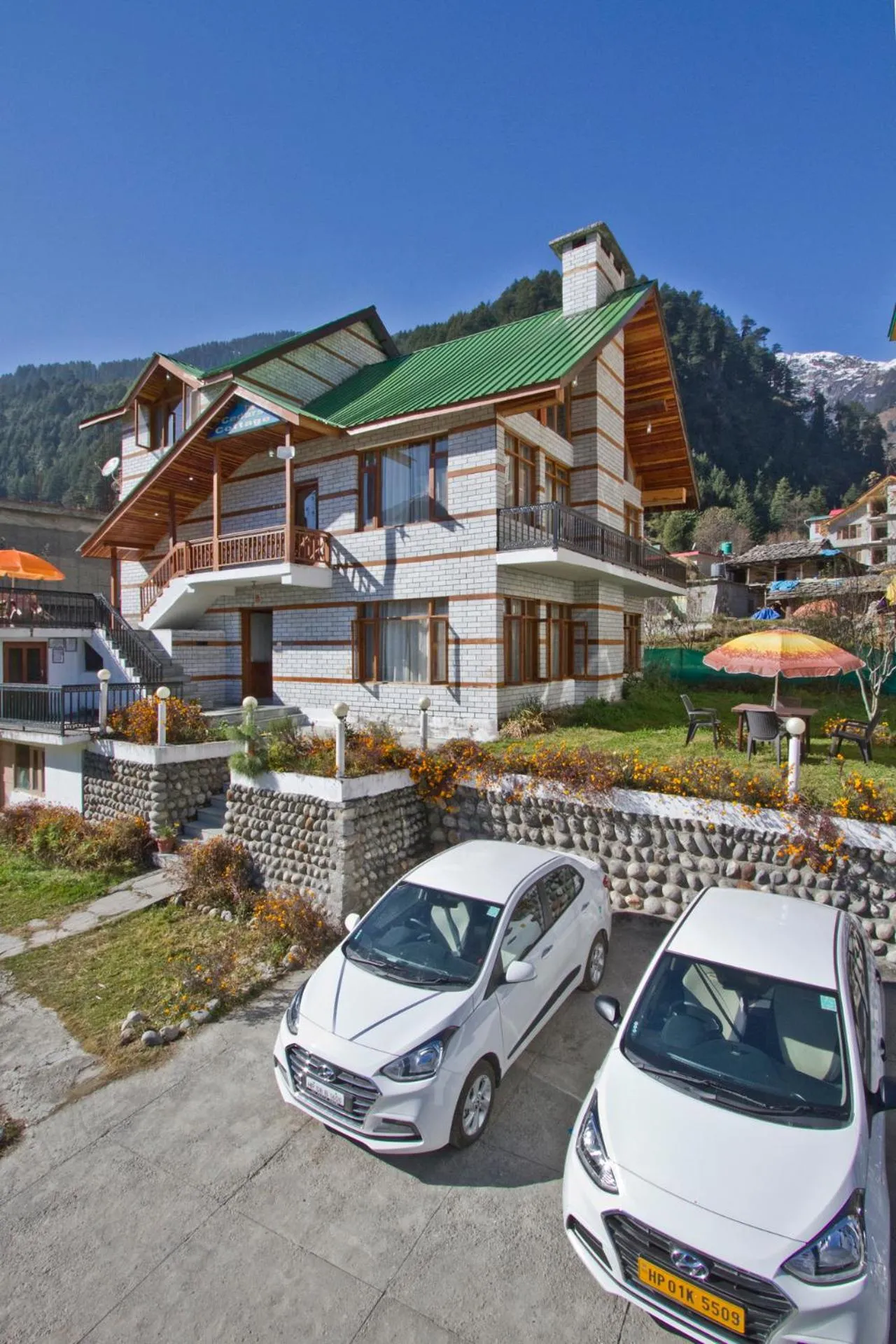 THE CEDAR VILLA AND APARTMENT,Bonefire,Cook,Helper,Kitchen,Lawn,Parking,5 min Drive Mall road