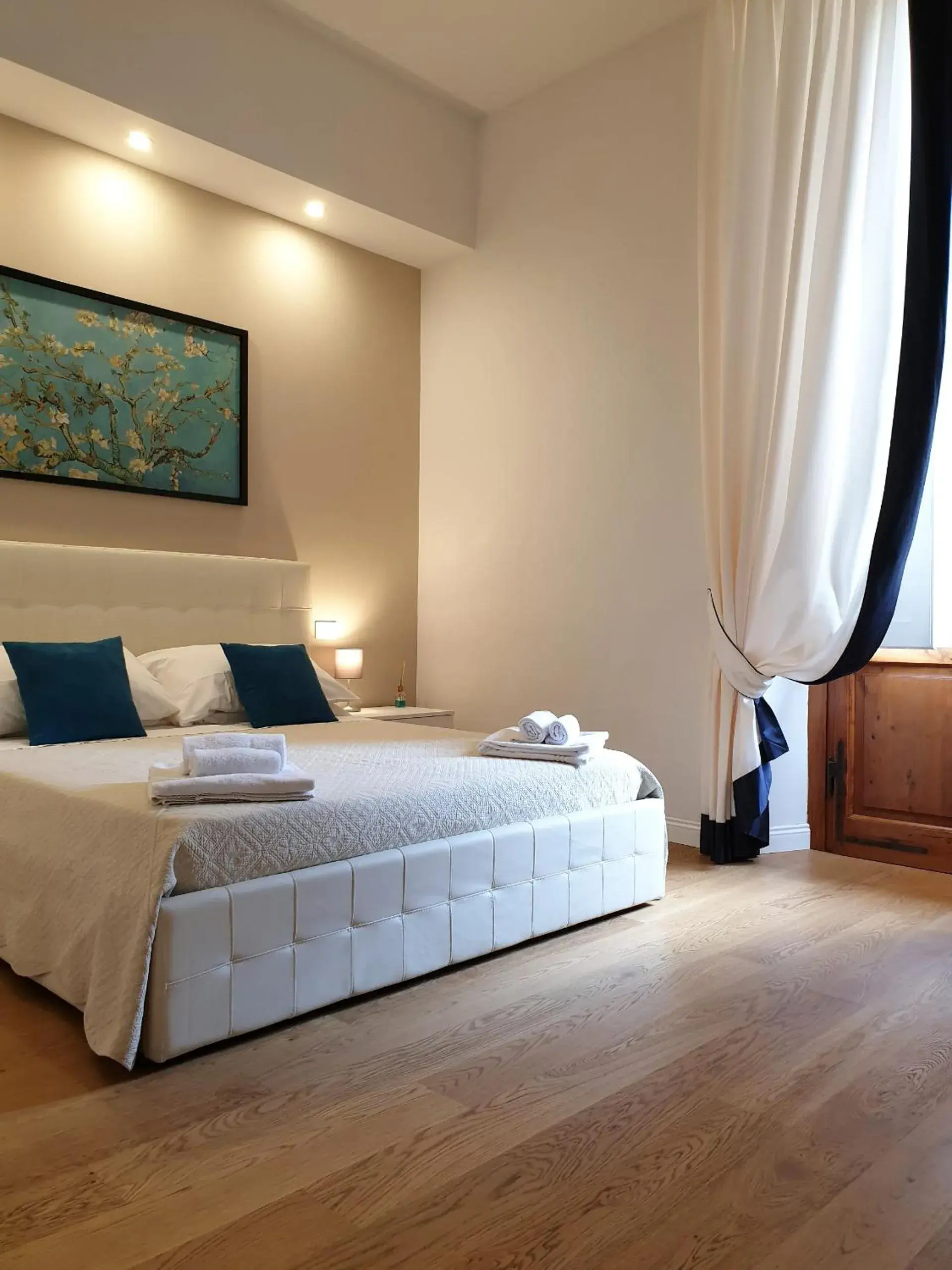 Double Room with Balcony and Private Bathroom in Pink Wolf Double Room with Balcony and Private Bathroom in Pink Wolf