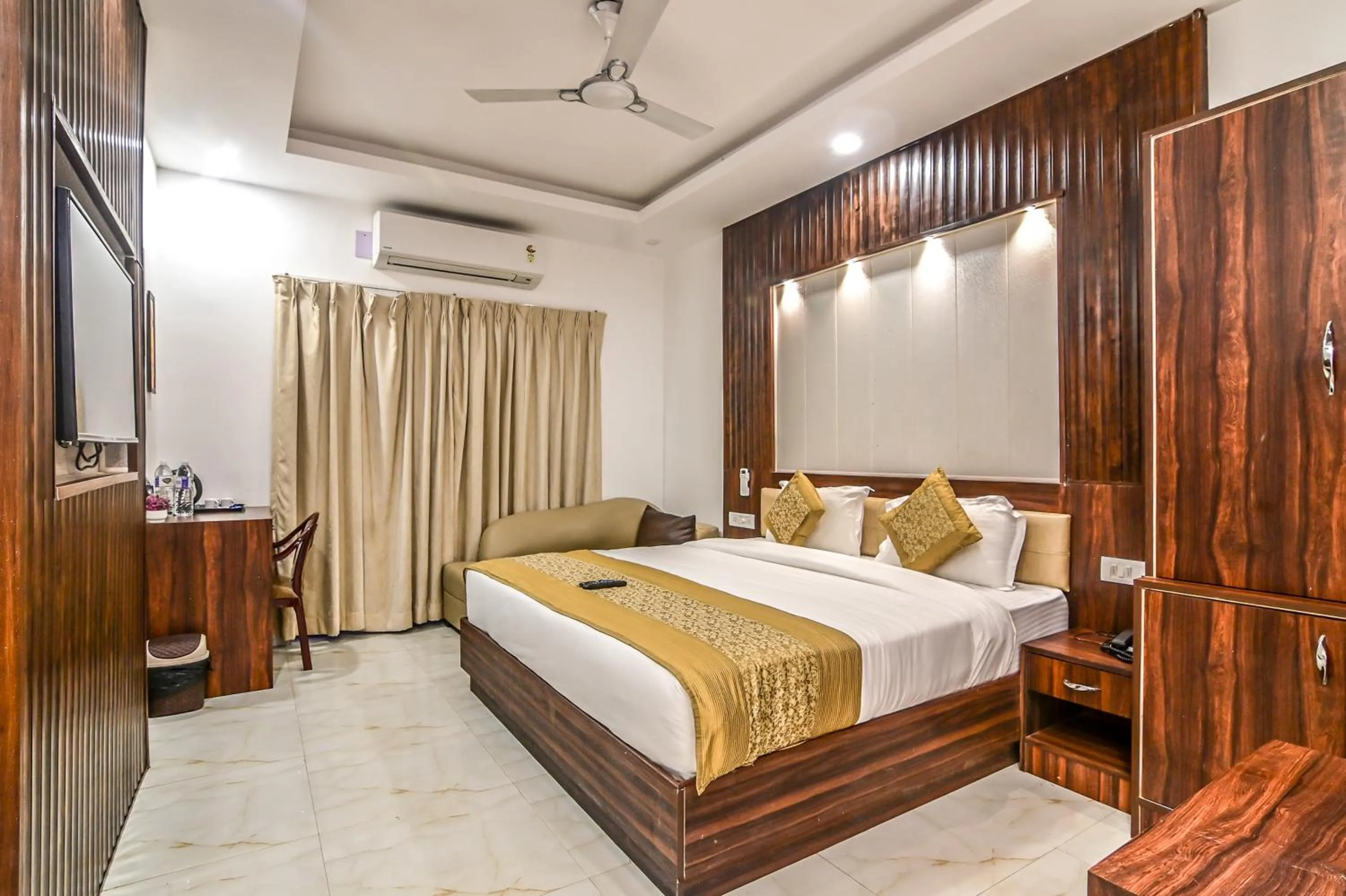 Photo of the whole room, Bed in De Falcon Goa Beach Resort