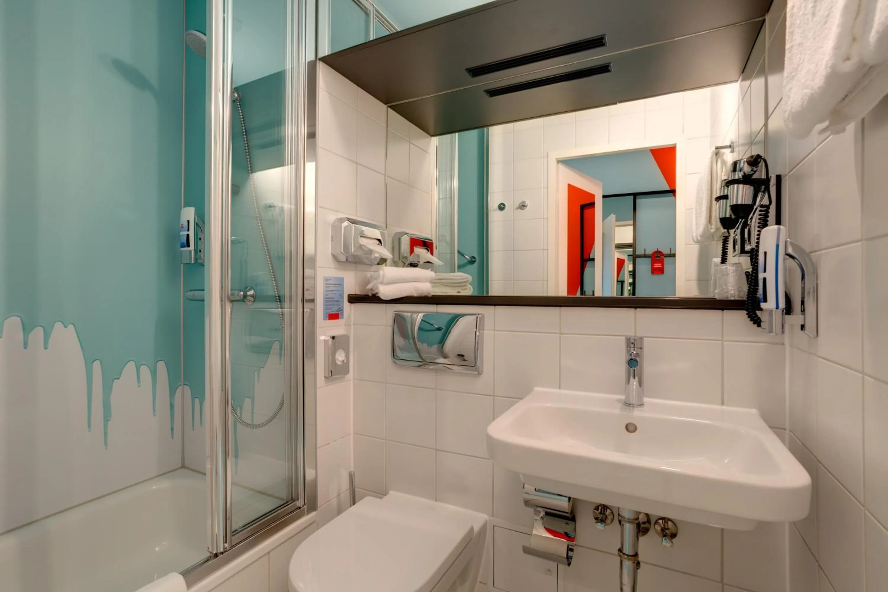 Bathroom in MEININGER Hotel Leipzig Hauptbahnhof