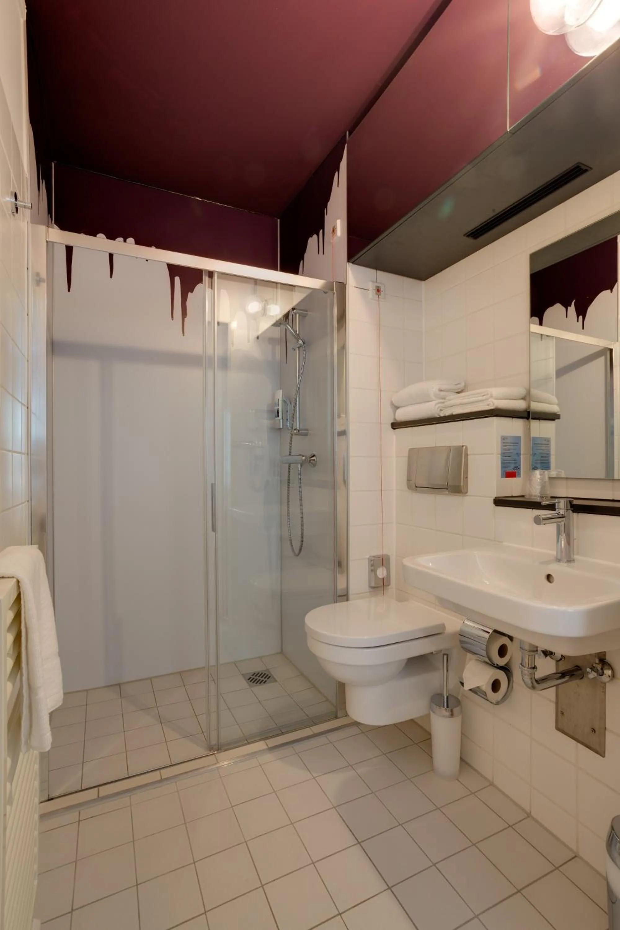 Bathroom in MEININGER Hotel Leipzig Hauptbahnhof