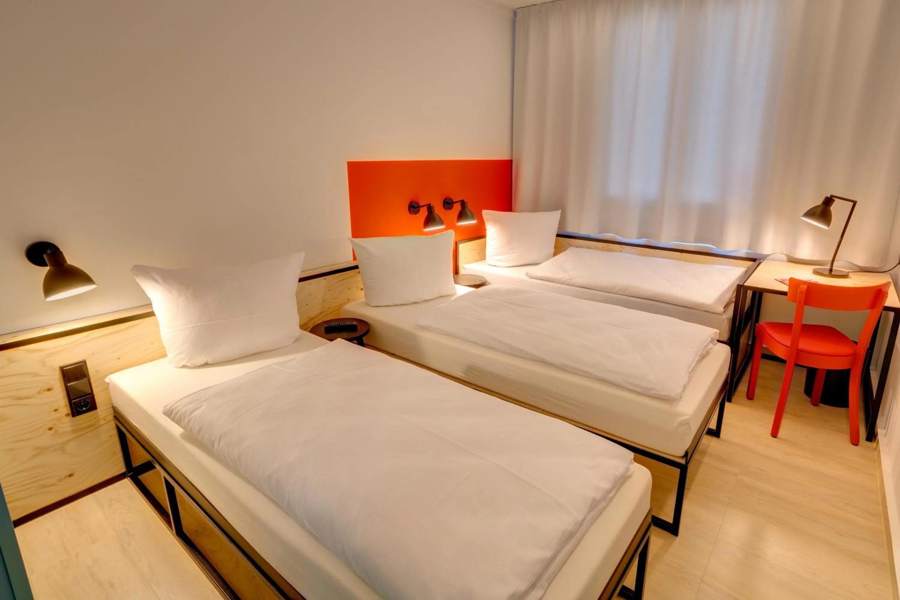 People, Bed in MEININGER Hotel Leipzig Hauptbahnhof