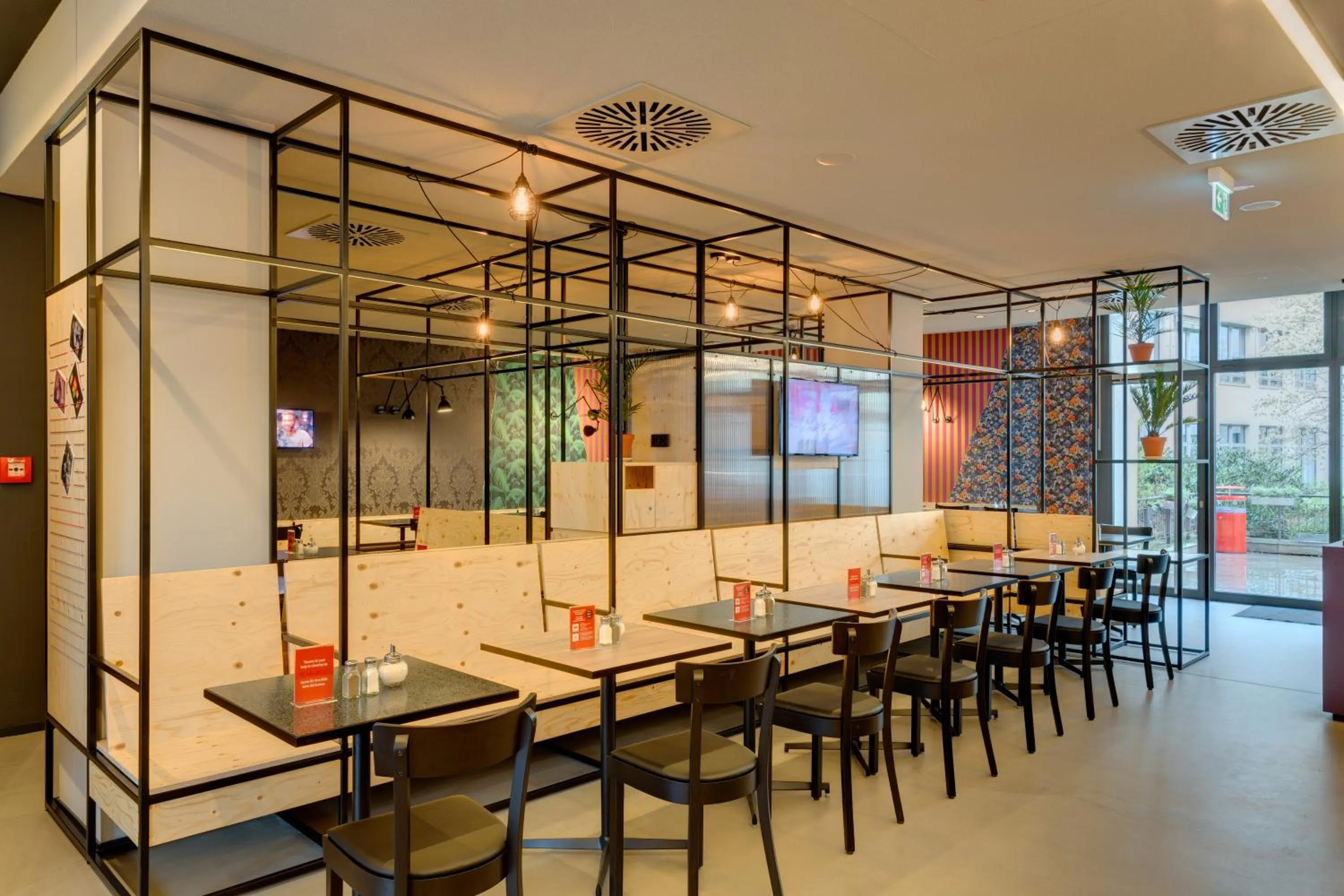 Dining area in MEININGER Hotel Leipzig Hauptbahnhof